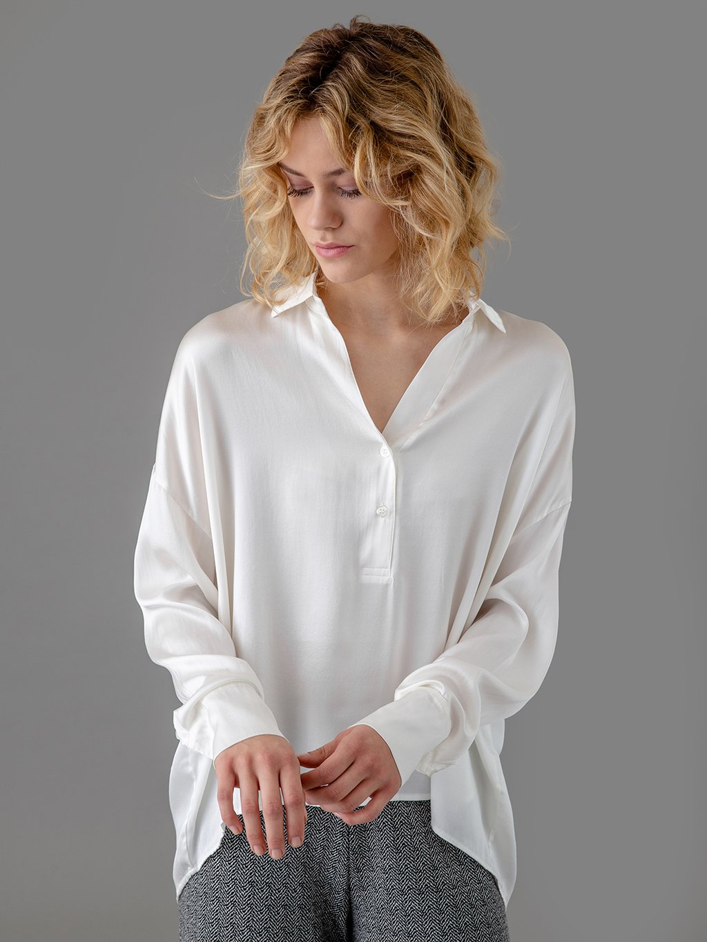 Detailansicht von Oversize Seidenbluse von DANIELS