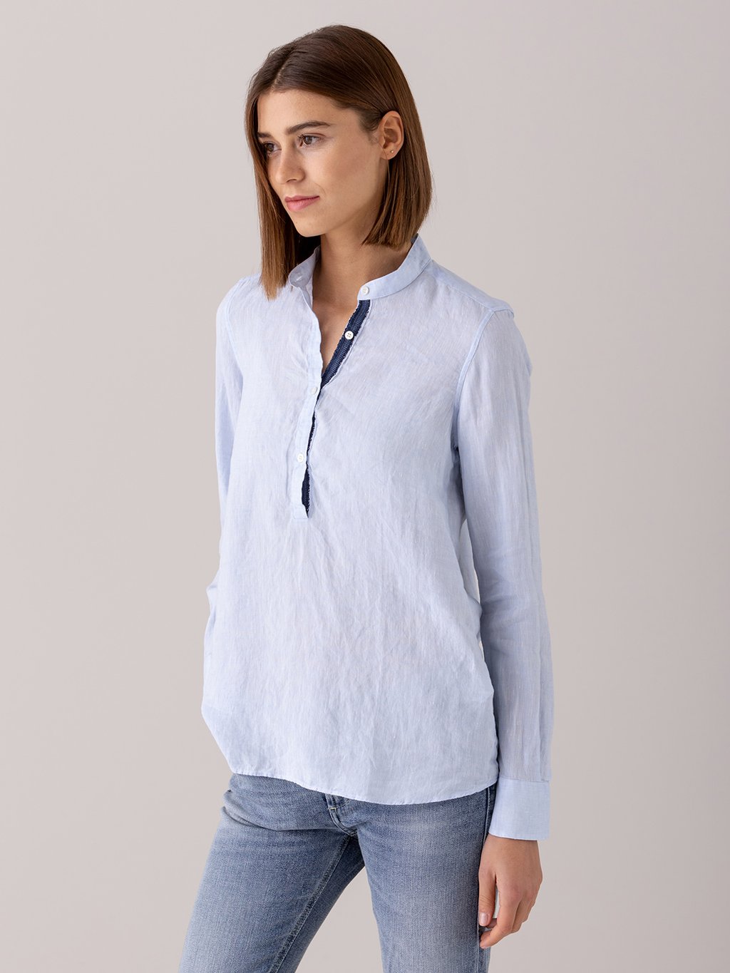 Detailansicht von Leinenbluse mit Stehkragen von AGLINI