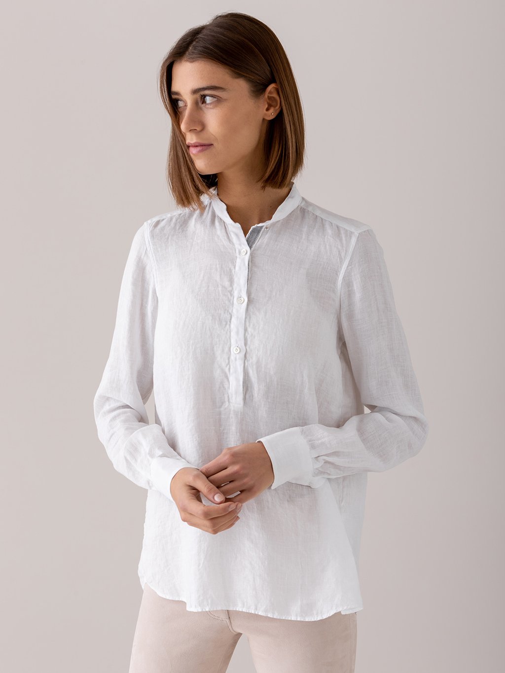 Detailansicht von Leinenbluse mit Stehkragen von AGLINI