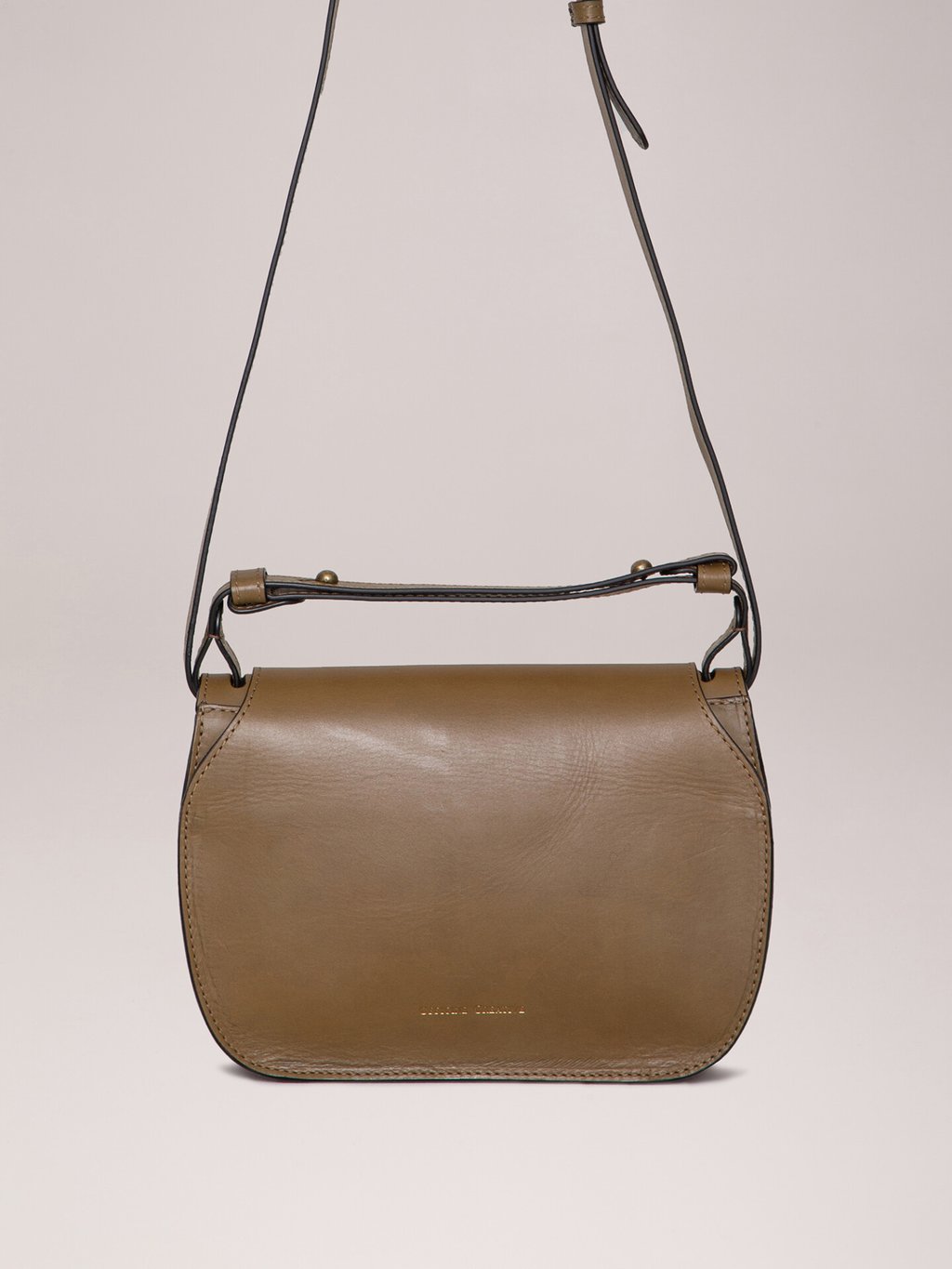 Detailansicht von Satteltasche aus Leder von OFFICINE CREATIVE