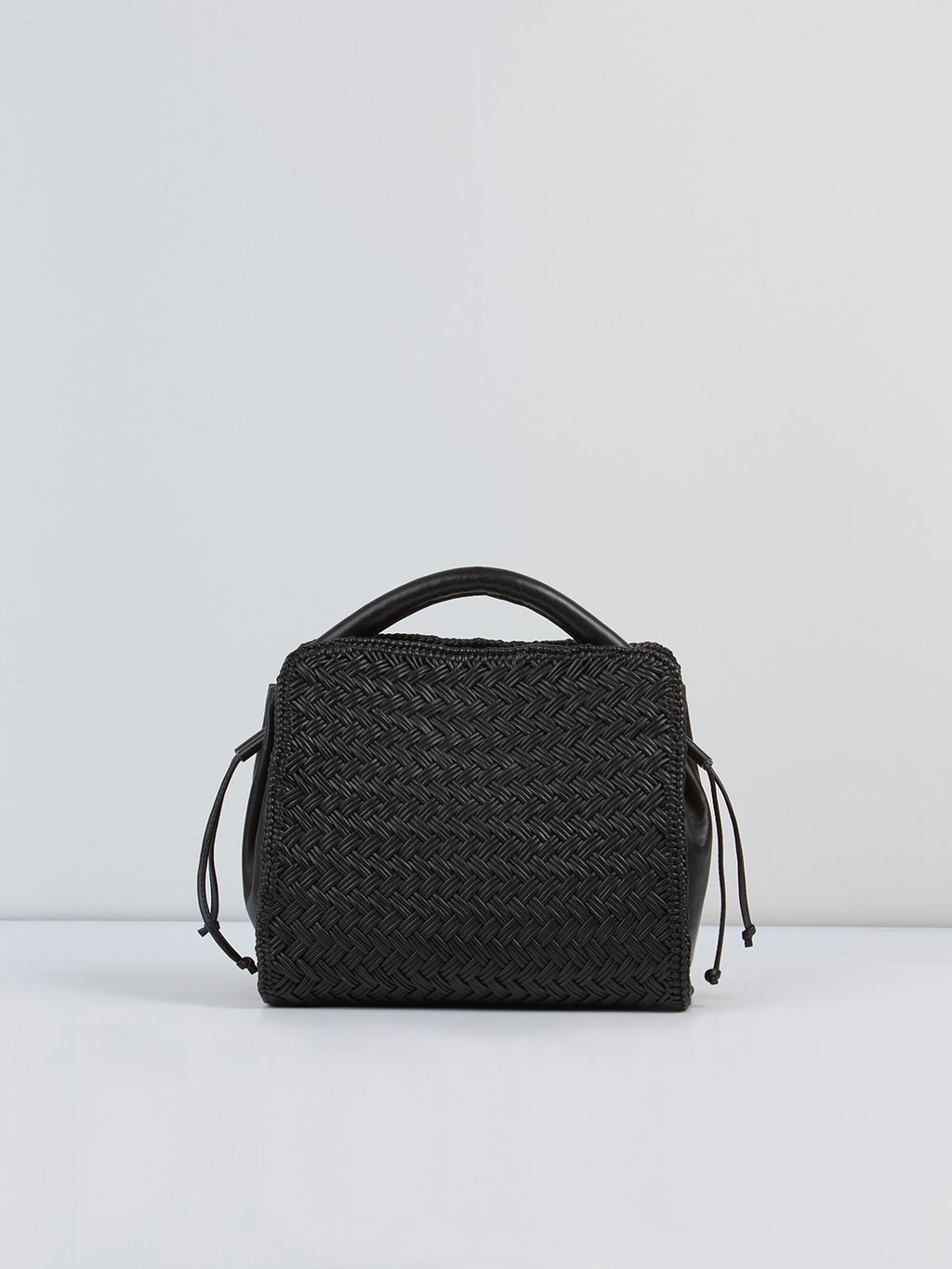 Detailansicht von Lederhandtasche mit Flechtmuster von OFFICINE CREATIVE