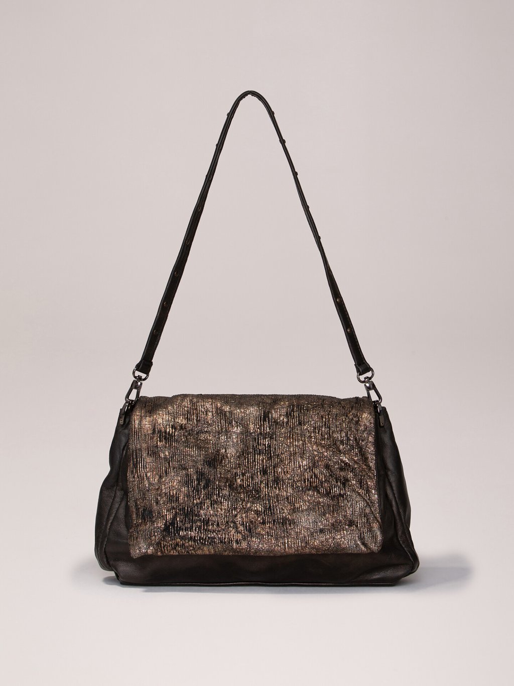 Detailansicht von Umhängetasche aus Leder von REPTILE'S HOUSE