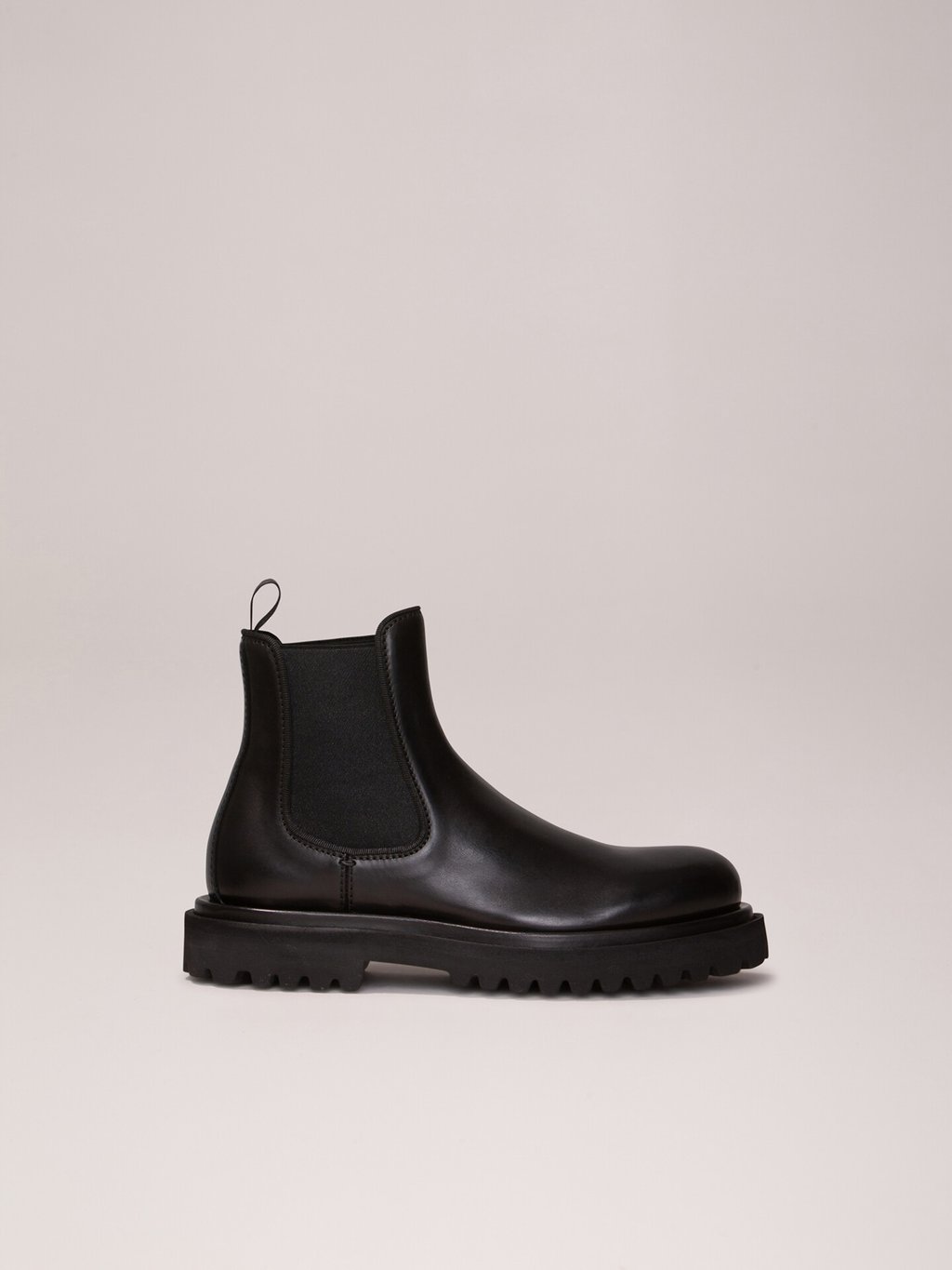 Detailansicht von Chelsea-Boots aus Leder von OFFICINE CREATIVE