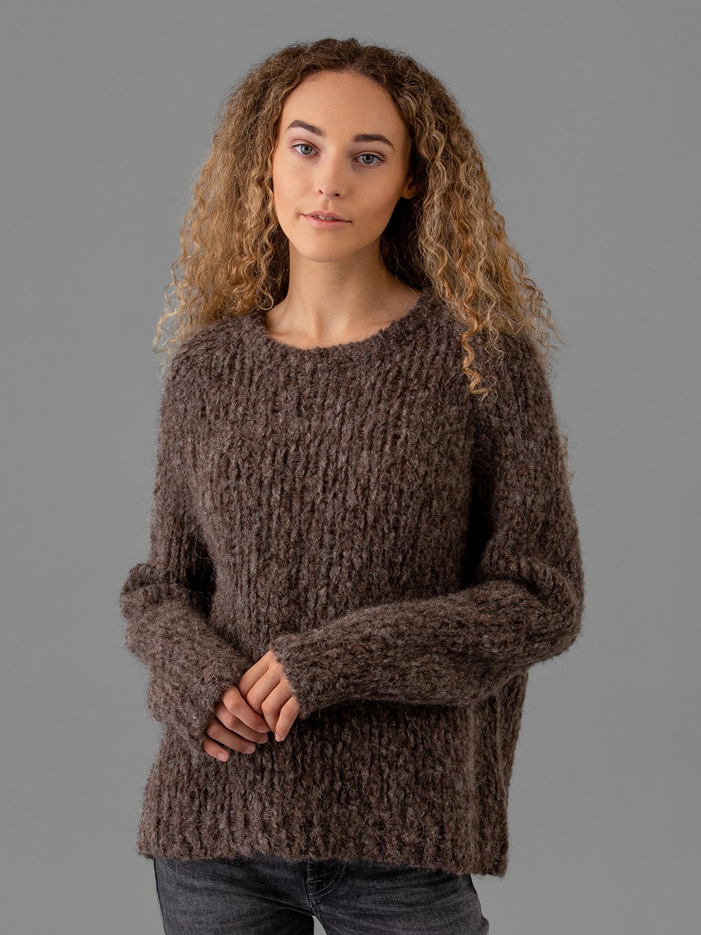 Detailansicht von Grobstrickpullover aus Alpakawolle von SIBIN LINNEBJERG