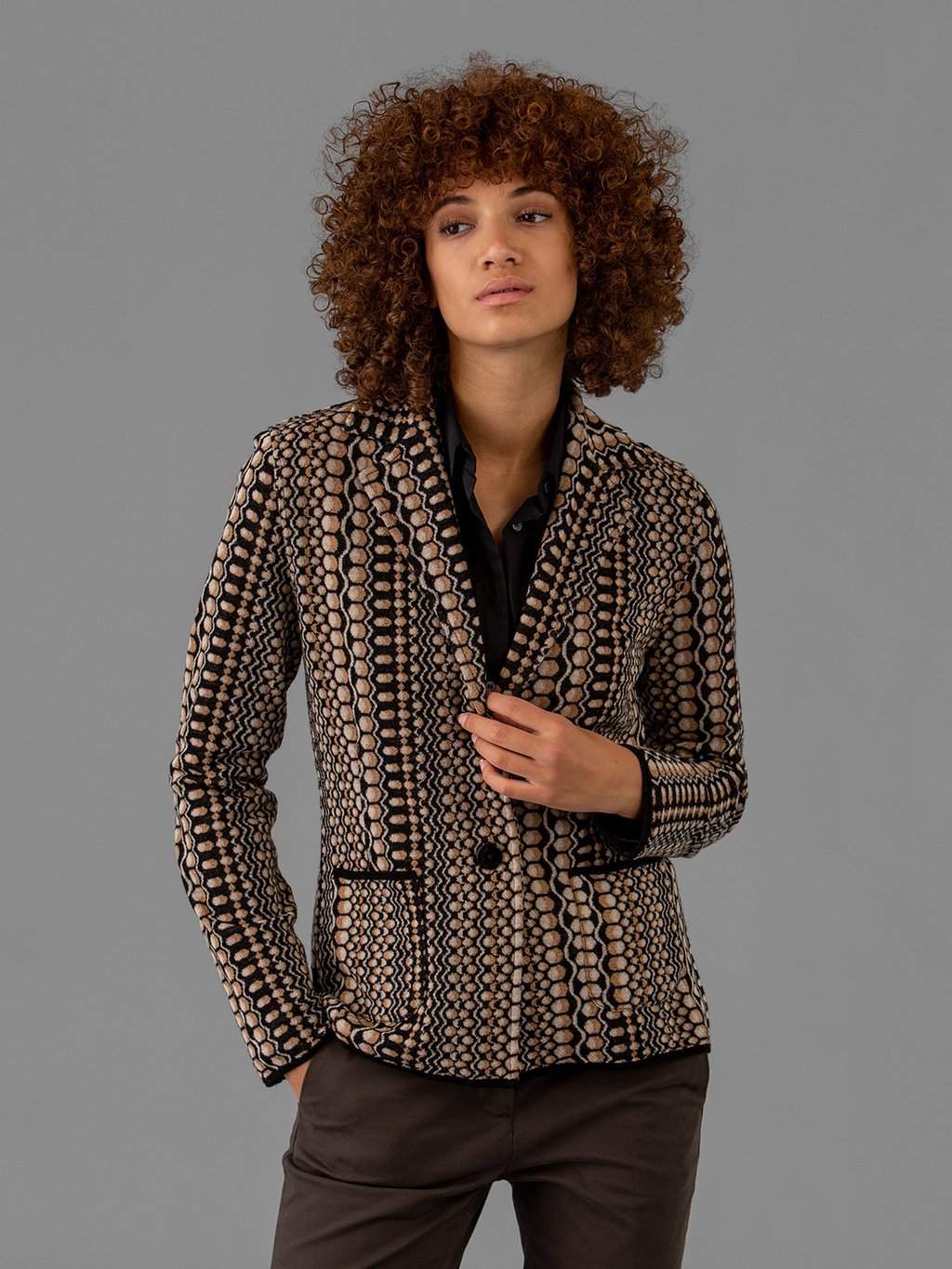 Detailansicht von Strickblazer aus Merinowolle von SIYU