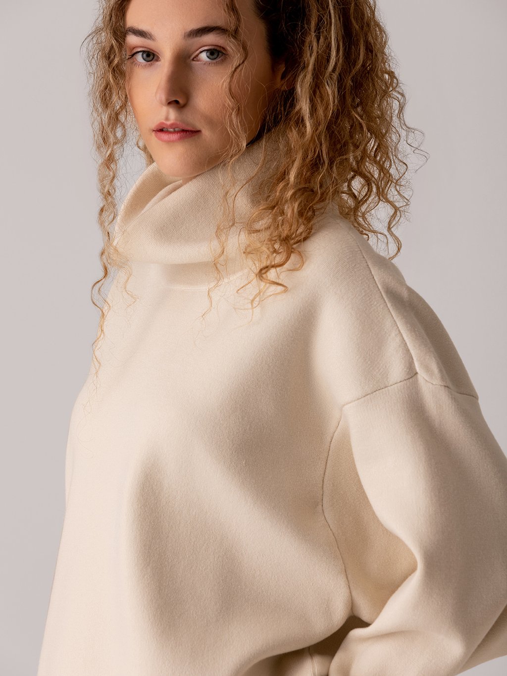 Detailansicht von Oversize Rollkragenpullover von ELIAS RUMELIS