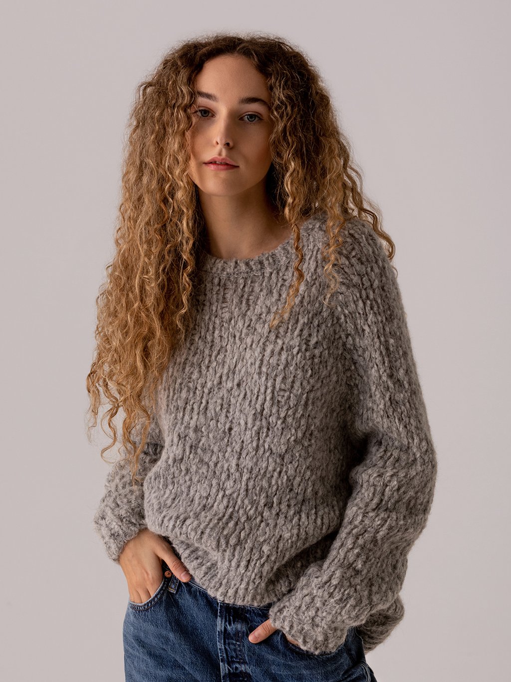 Detailansicht von Grobstrickpullover aus Alpakawolle von SIBIN LINNEBJERG