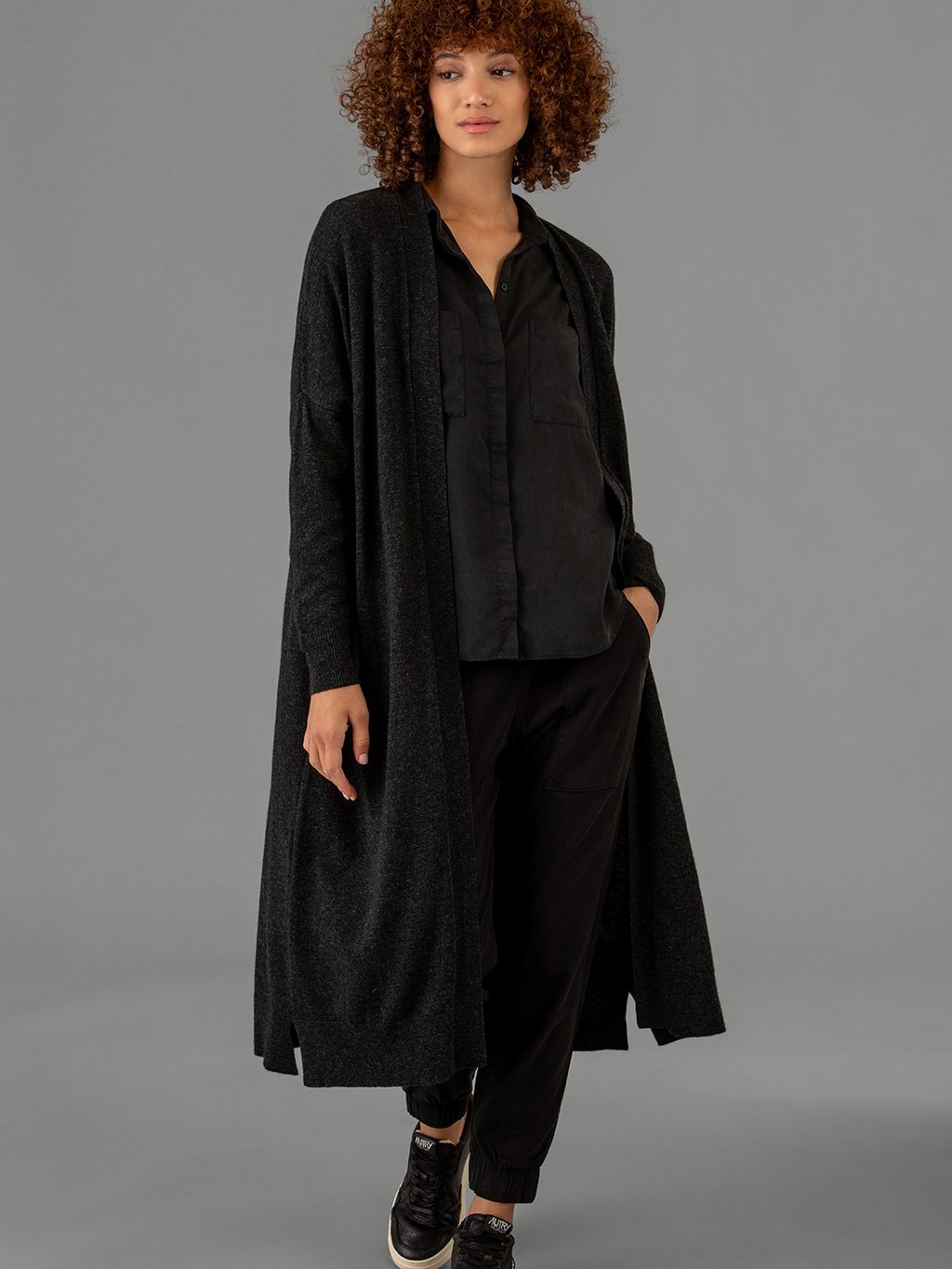 Detailansicht von Langer Cardigan von SIBIN LINNEBJERG