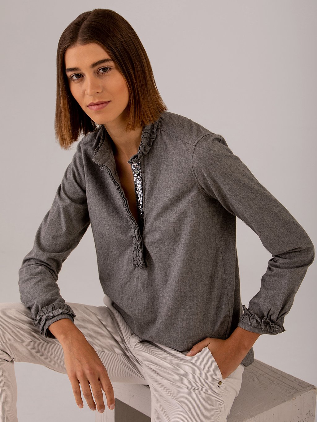 Detailansicht von Baumwollbluse mit Rüschung von AGLINI