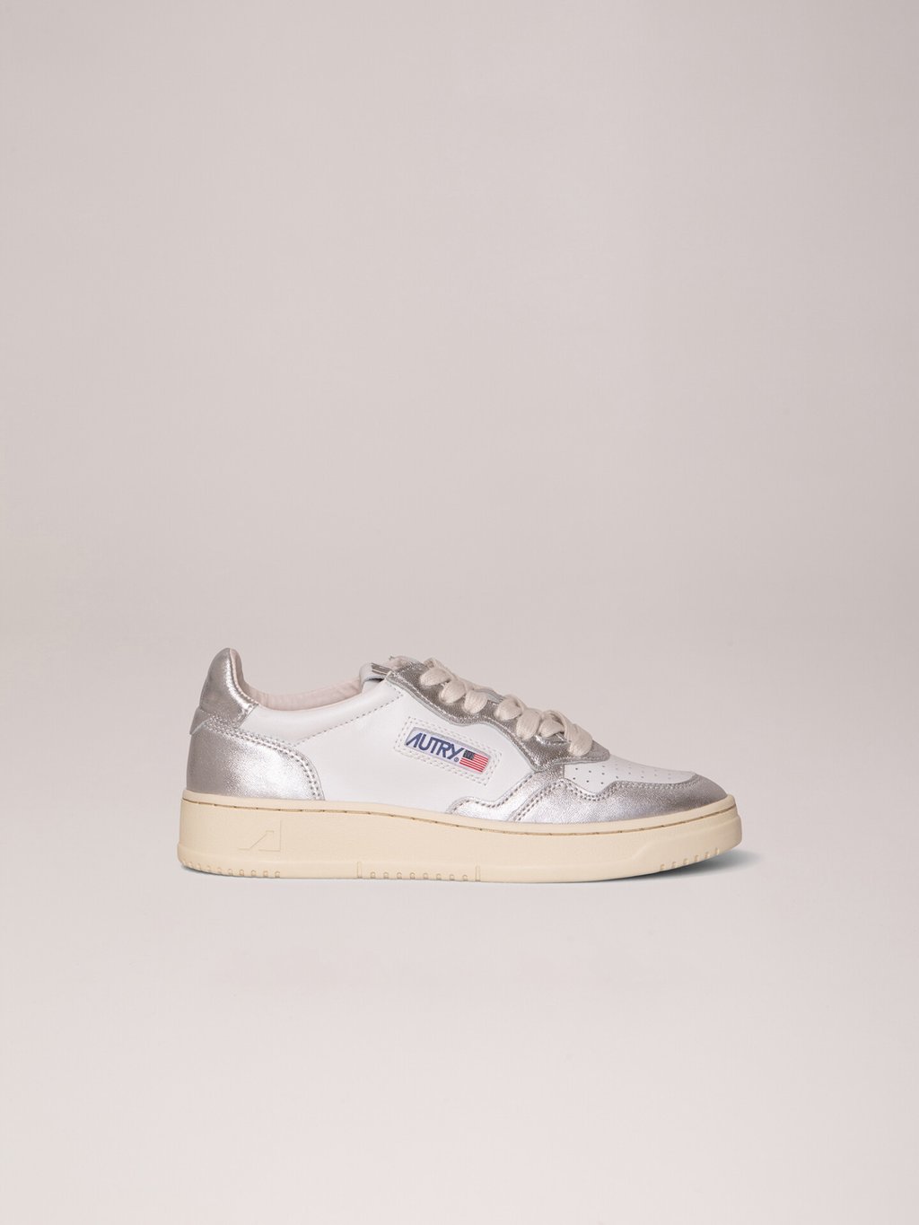 Detailansicht von Sneaker aus Leder von AUTRY