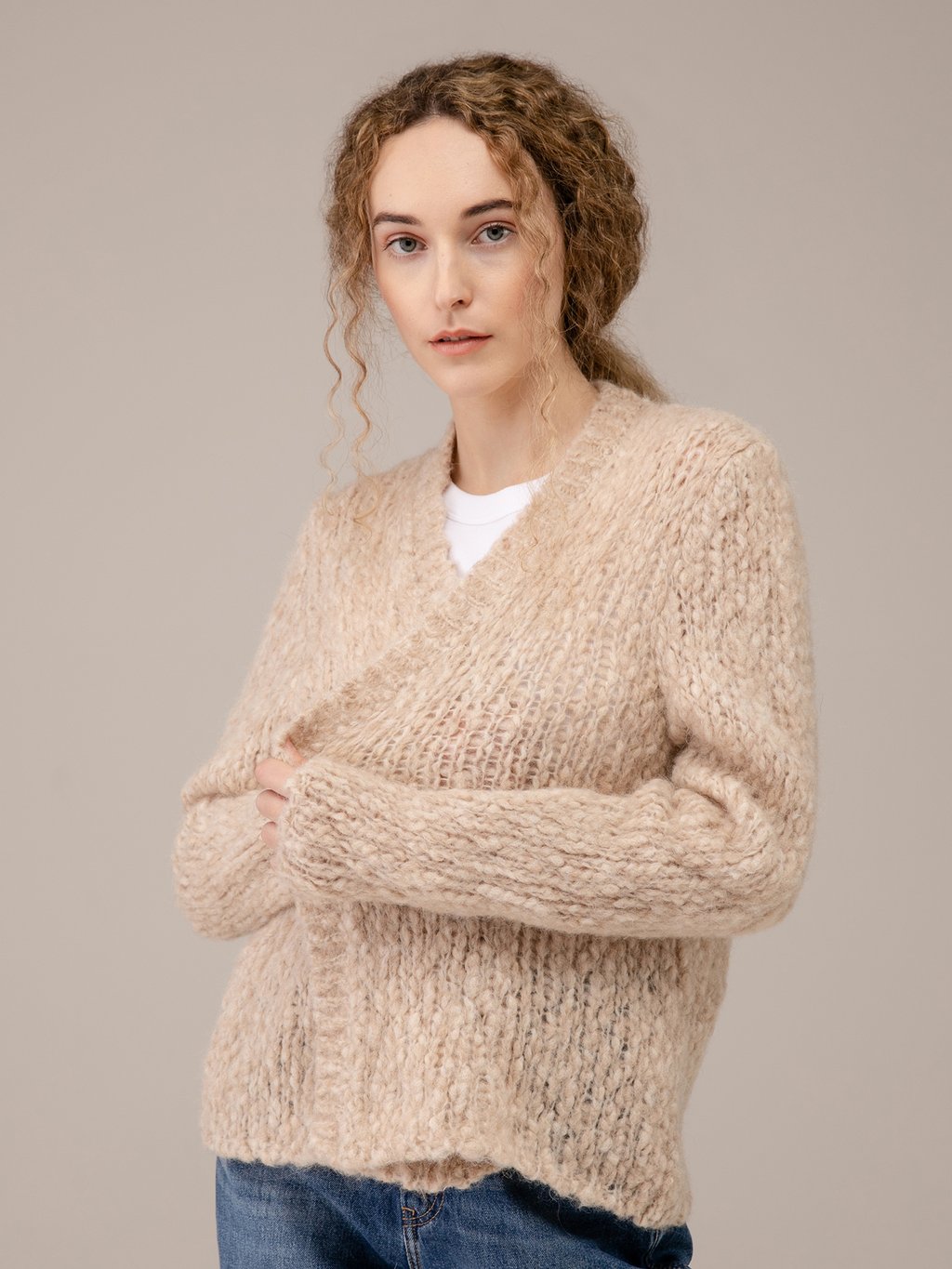 Detailansicht von Cardigan aus Alpakawolle von SIBIN LINNEBJERG