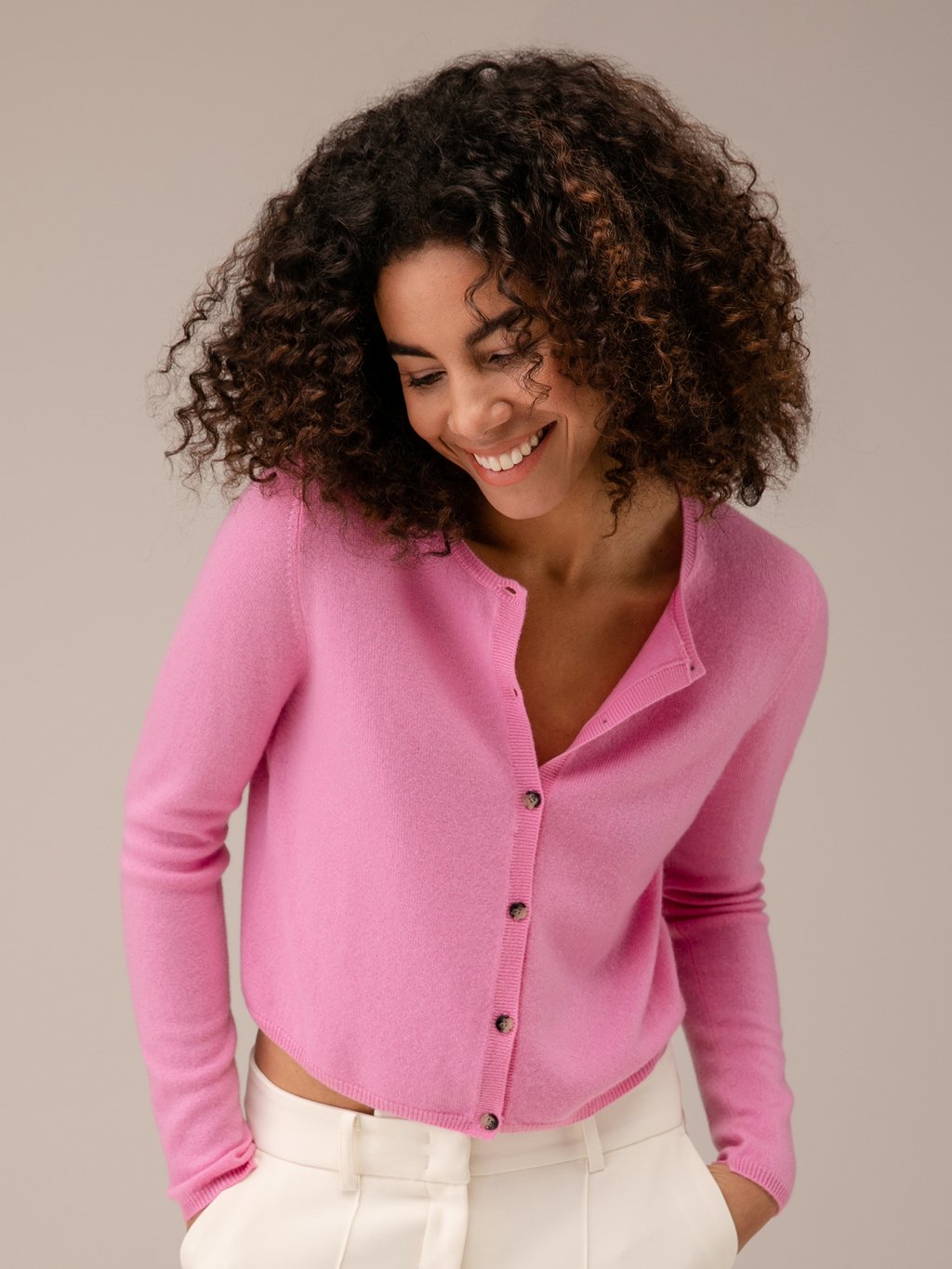 Detailansicht von Cropped Strickjacke aus Cashmere von ALLUDE