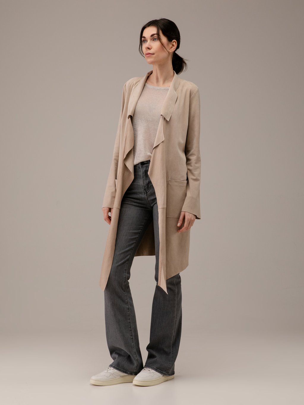 Detailansicht von Velour-Ledermantel von GIORGIO BRATO