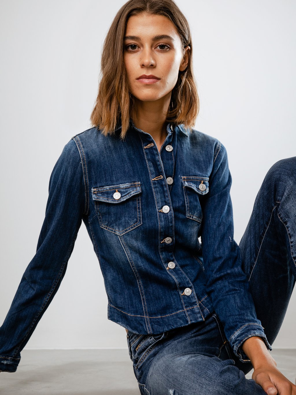 Detailansicht von Jeansjacke von LE TEMPS DES CERISES