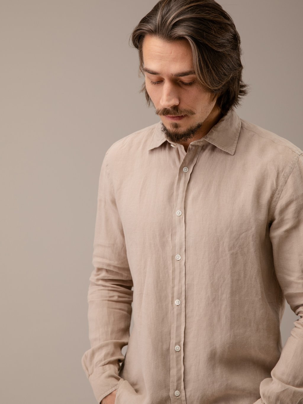 Detailansicht von Leinenhemd mit Kentkragen von 04651