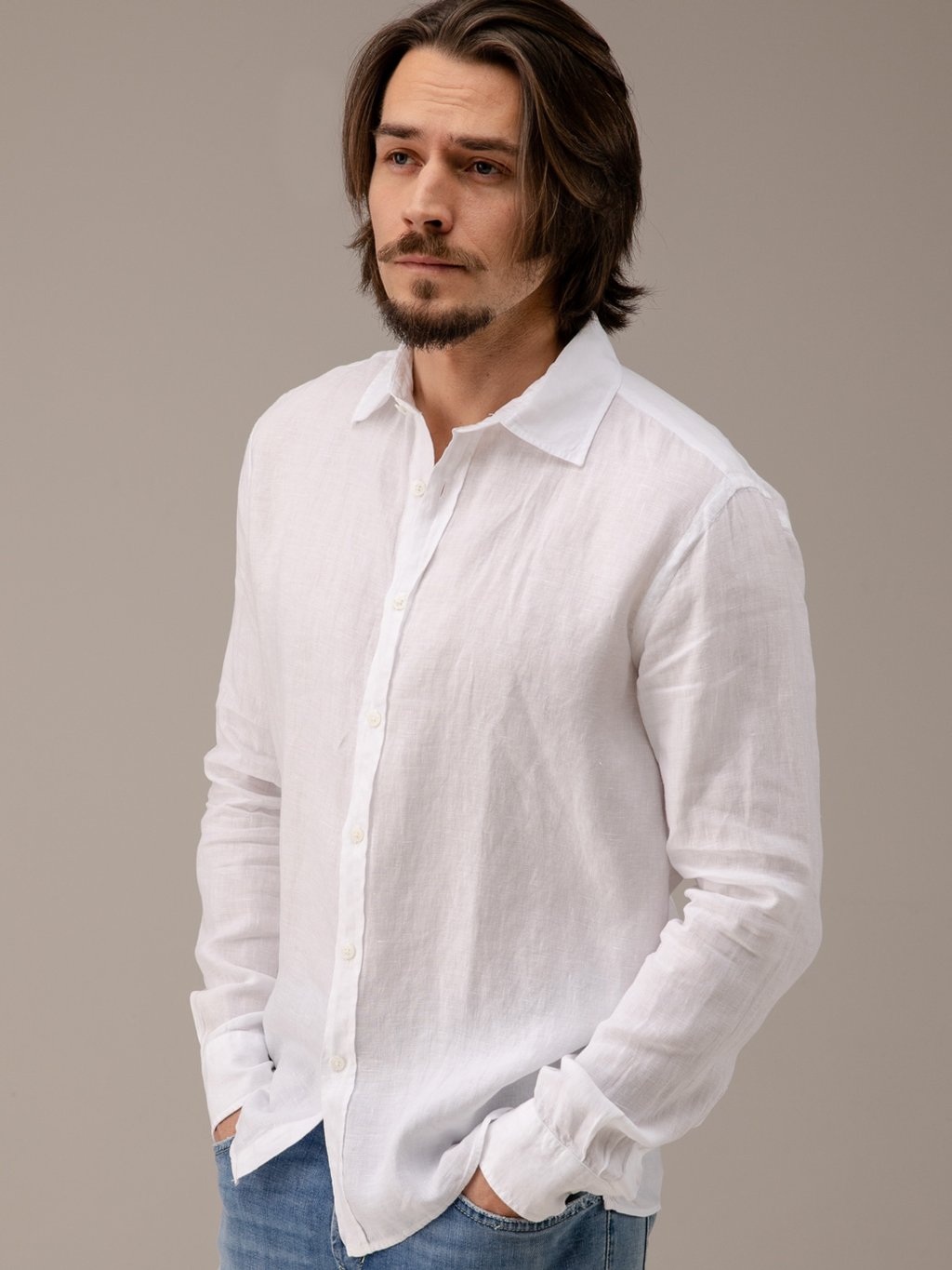 Detailansicht von Leinenhemd mit Kentkragen von 04651