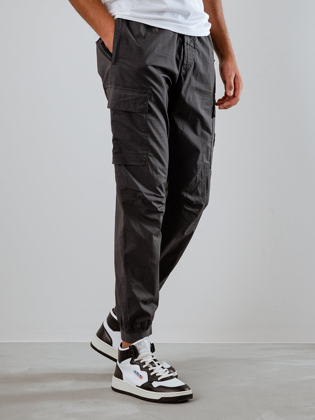 Detailansicht von Cargohose aus Baumwolle im Jogging-Stil von STONE ISLAND