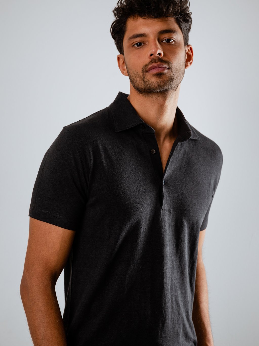 Detailansicht von Kurzarm-Poloshirt aus Leinen von STEFAN BRANDT