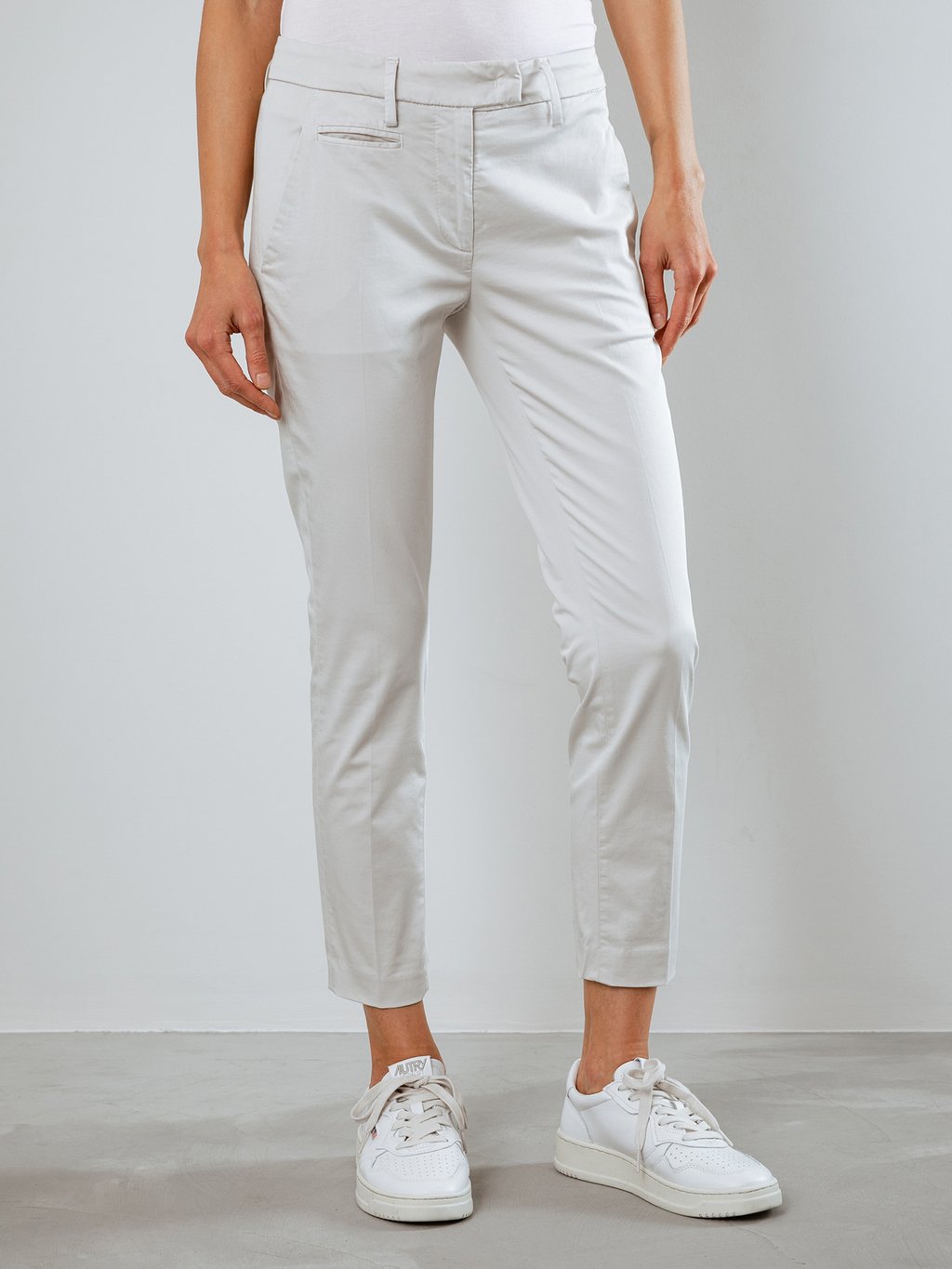 Detailansicht von Cropped Chinohose aus Baumwolle von DONDUP