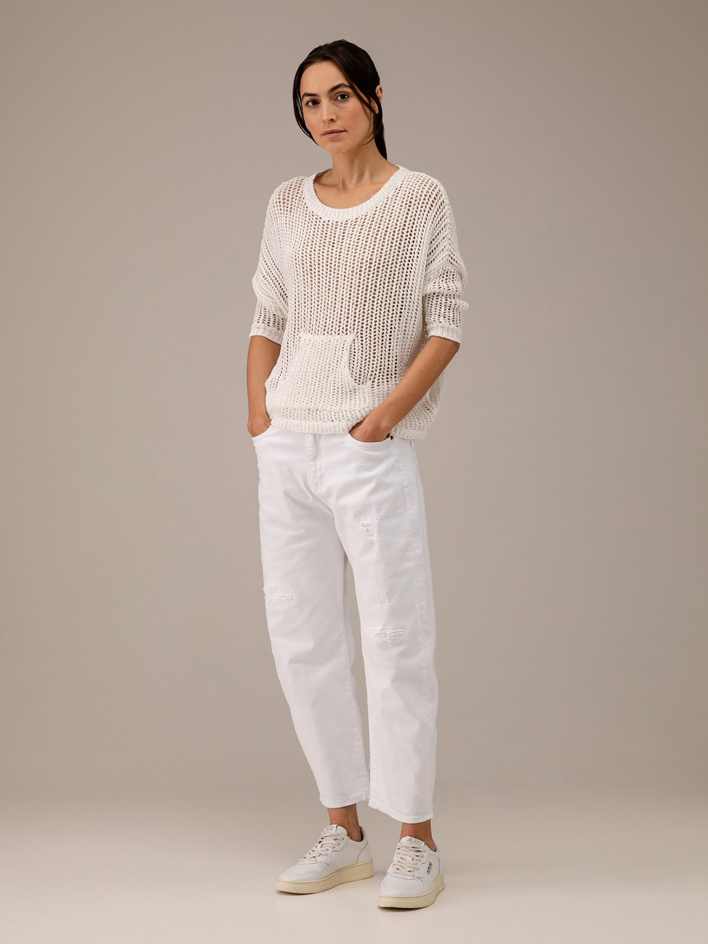 Detailansicht von Destroyed O-Shape Jeans von ELIAS RUMELIS