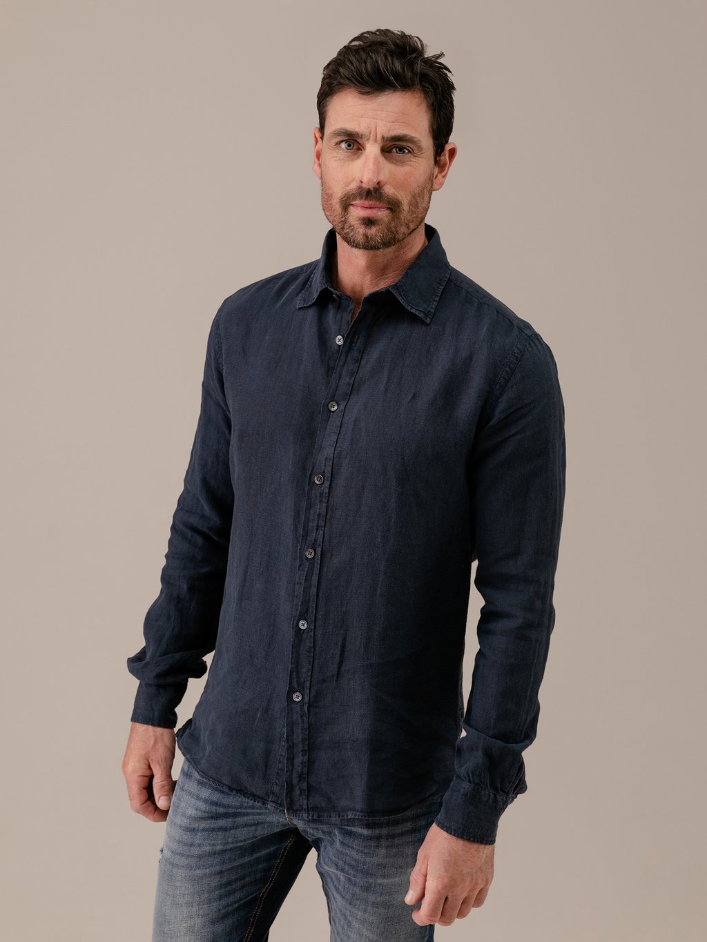 Detailansicht von Leinenhemd mit Kentkragen von 04651