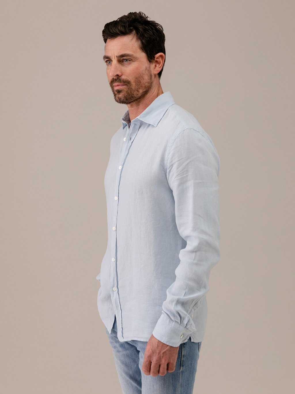 Detailansicht von Leinenhemd mit Kentkragen von 04651