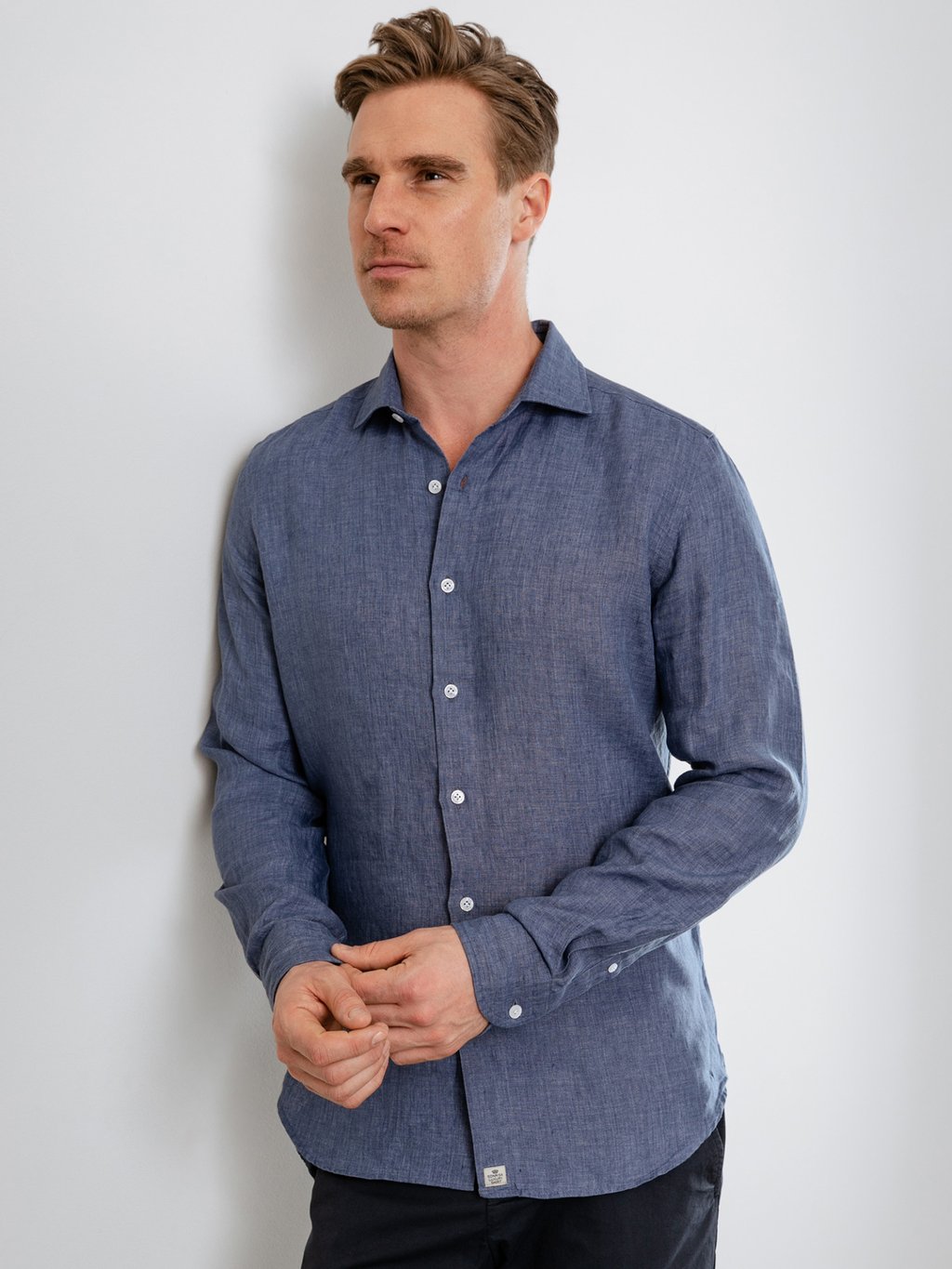 Detailansicht von Leinenhemd mit Kentkragen von SONRISA