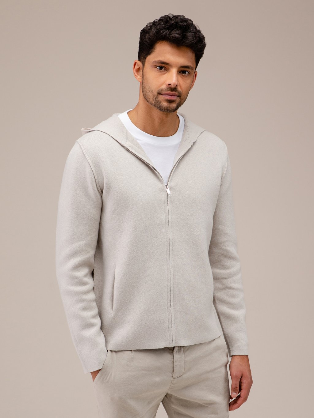 Detailansicht von Strickjacke mit Kapuze von KIEFERMANN