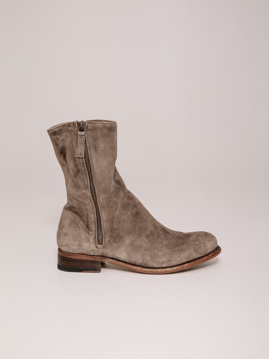 Detailansicht von Stiefelette aus Veloursleder von CORDWAINER