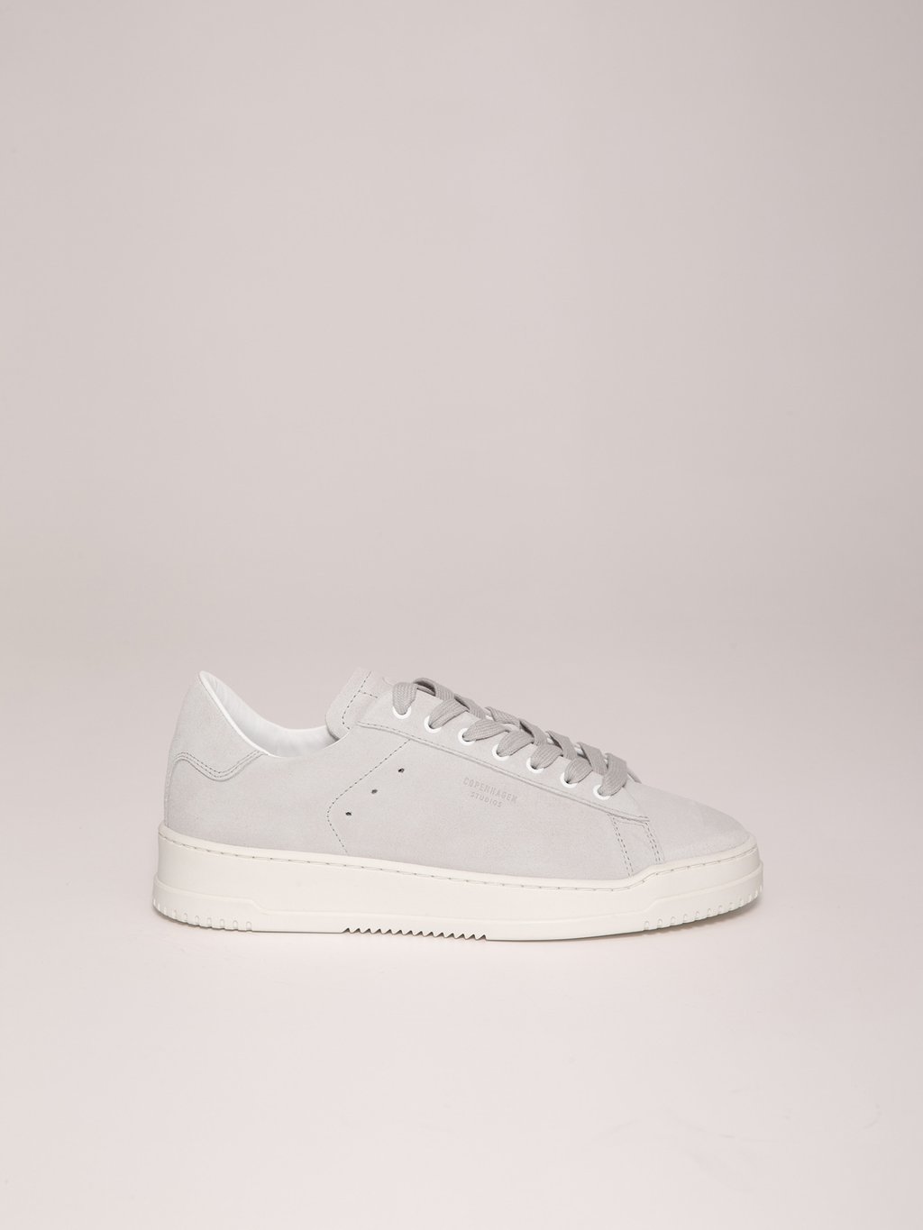 Detailansicht von Sneaker aus Veloursleder von COPENHAGEN