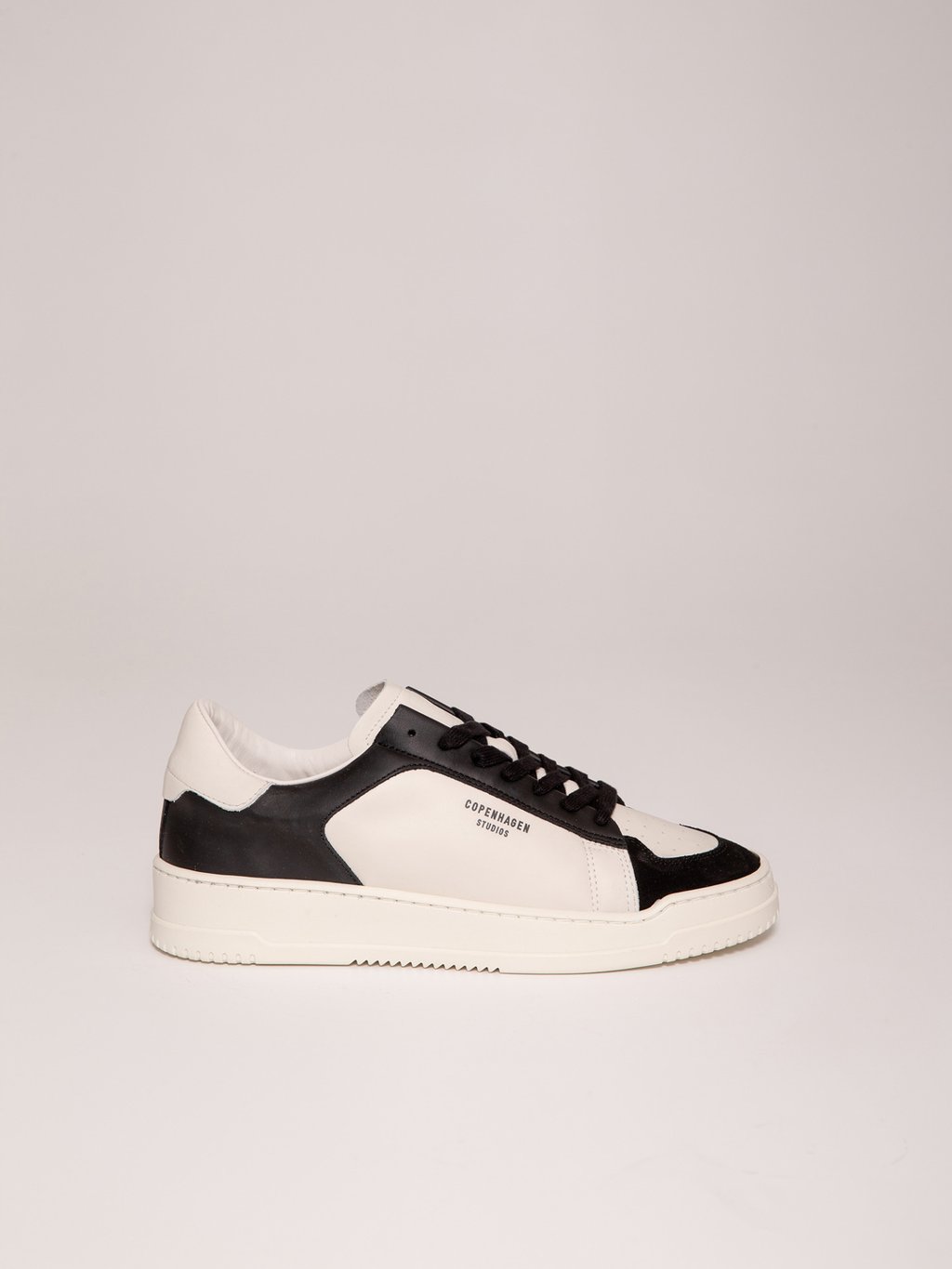 Detailansicht von Sneaker mit Veloursapplikation von COPENHAGEN