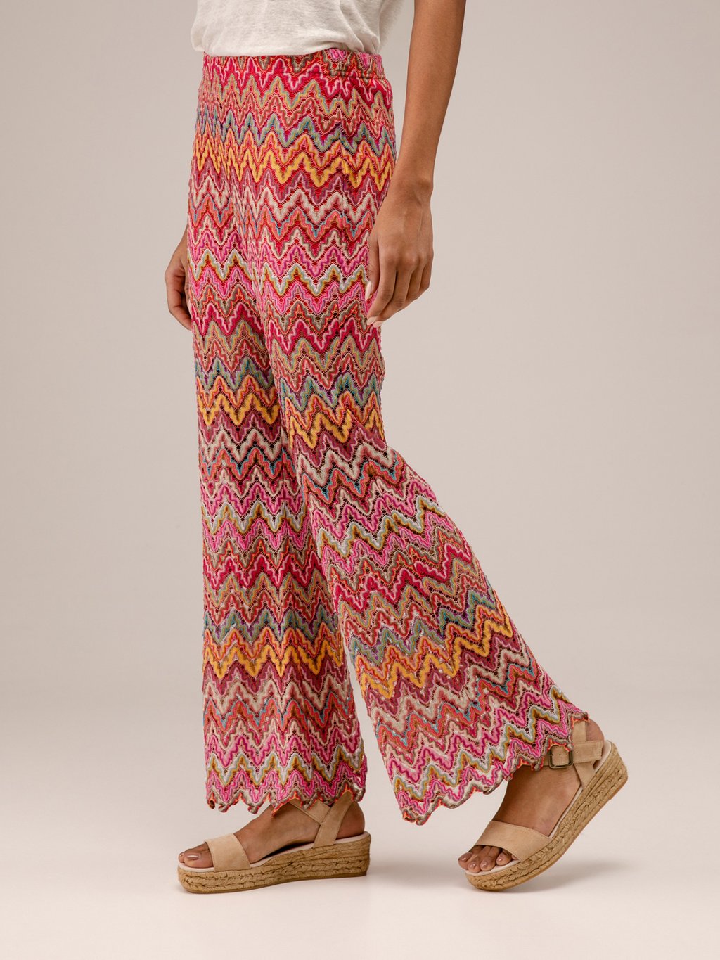 Detailansicht von Flared Hose von ANA ALCAZAR