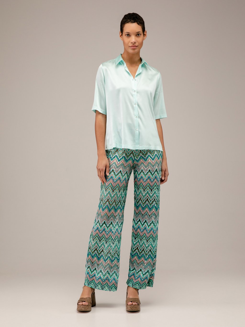 Detailansicht von Kurzarm-Bluse von HER SHIRT