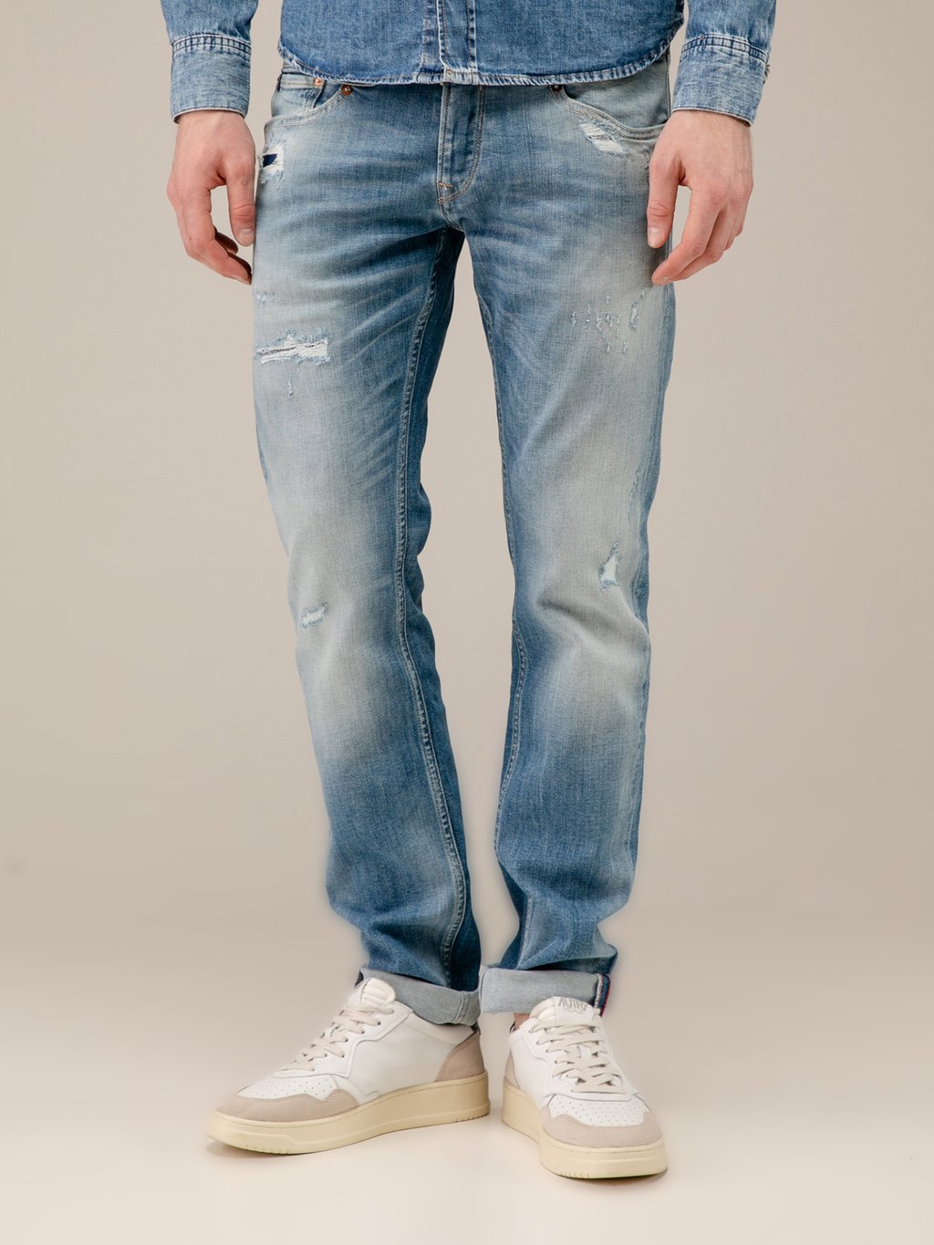 Detailansicht von Destroyed Slim Fit Jeans von LE TEMPS DES CERISES