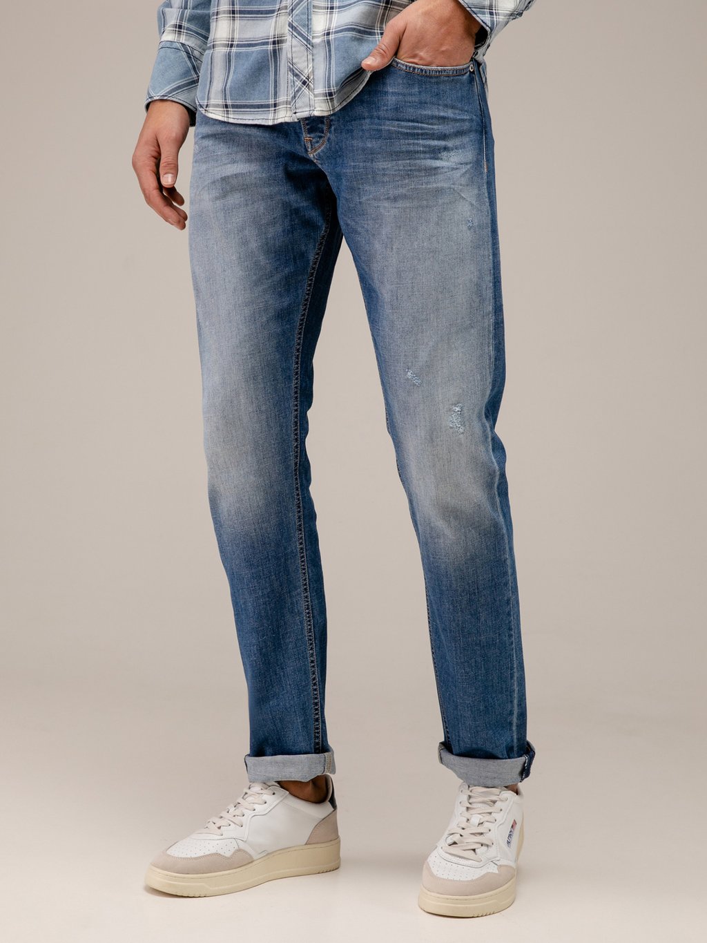 Detailansicht von Destroyed Slim Fit Jeans von THE NIM