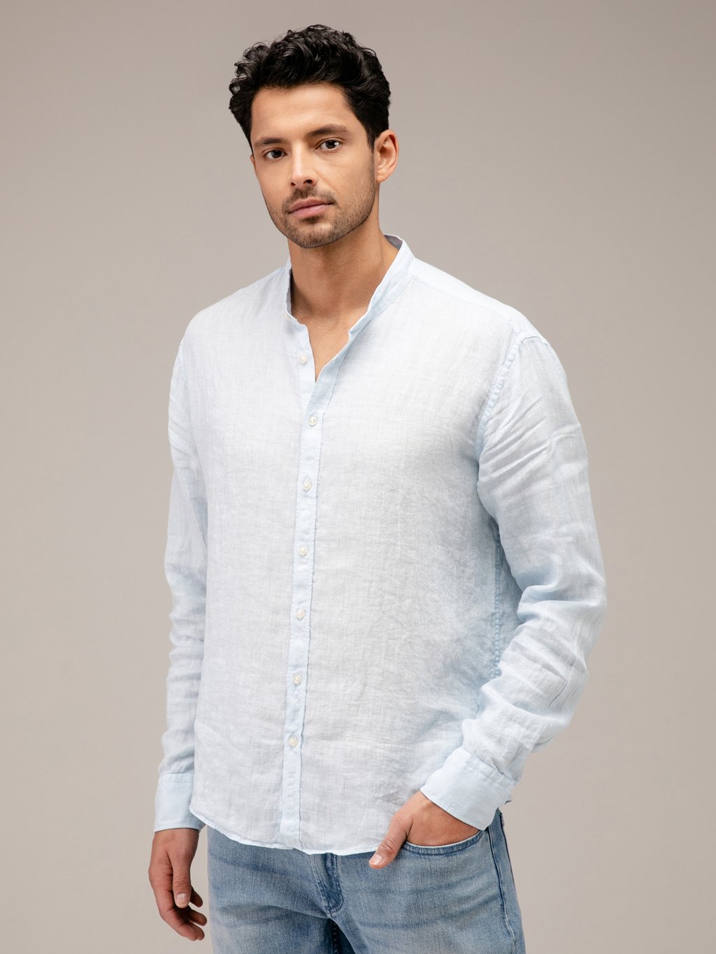 Detailansicht von Leinenhemd mit Stehkragen von BETTER RICH