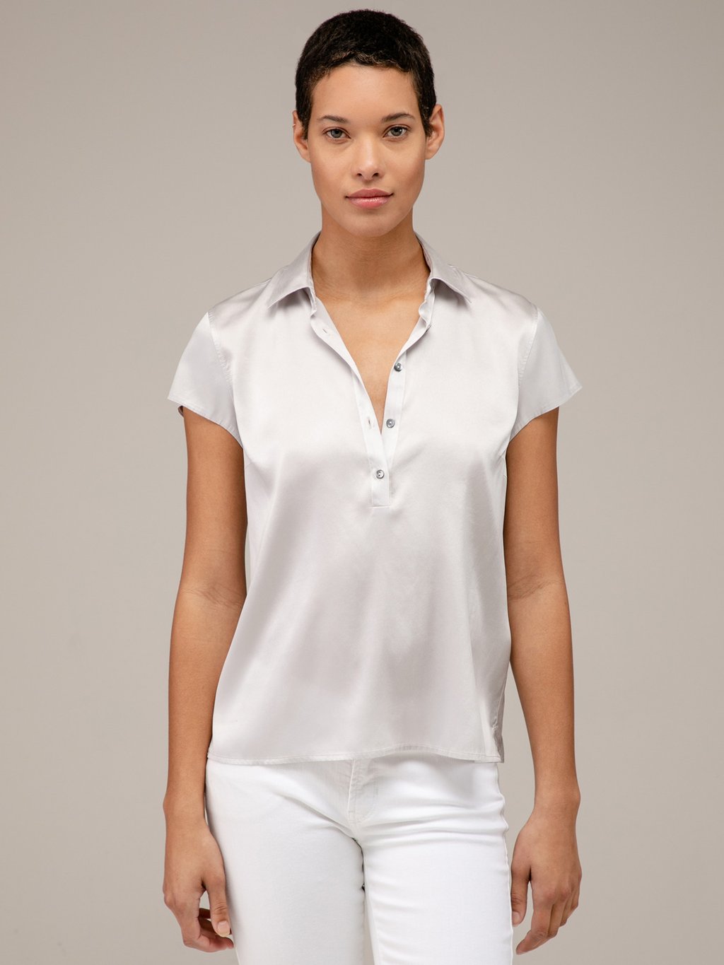 Detailansicht von Kurzarm-Seidenbluse von HER SHIRT