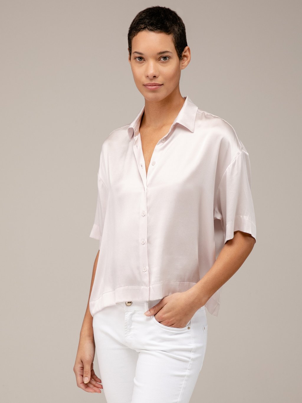 Detailansicht von Kurzarm-Seidenbluse von DANIELS