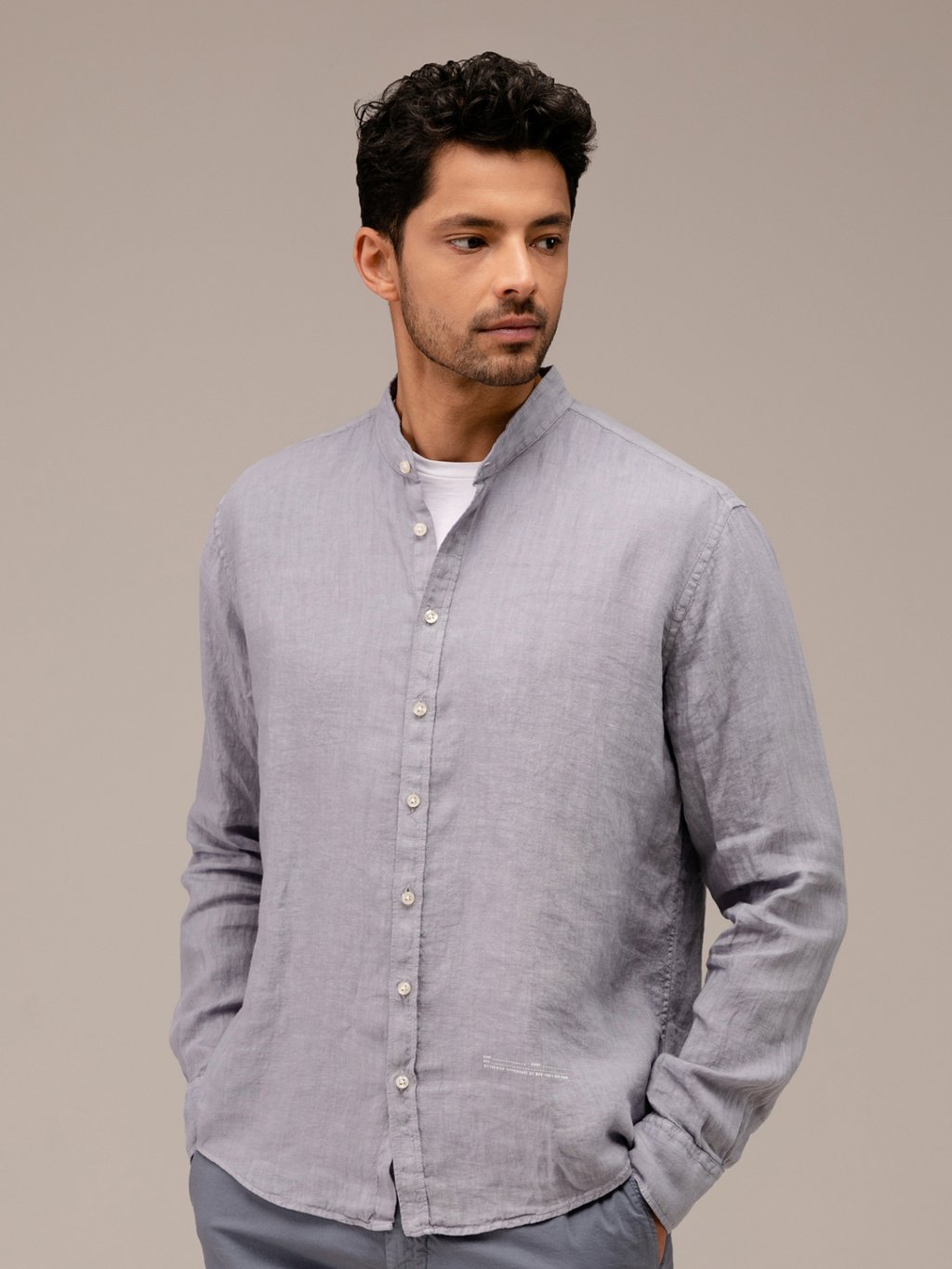 Detailansicht von Leinenhemd mit Stehkragen von BETTER RICH