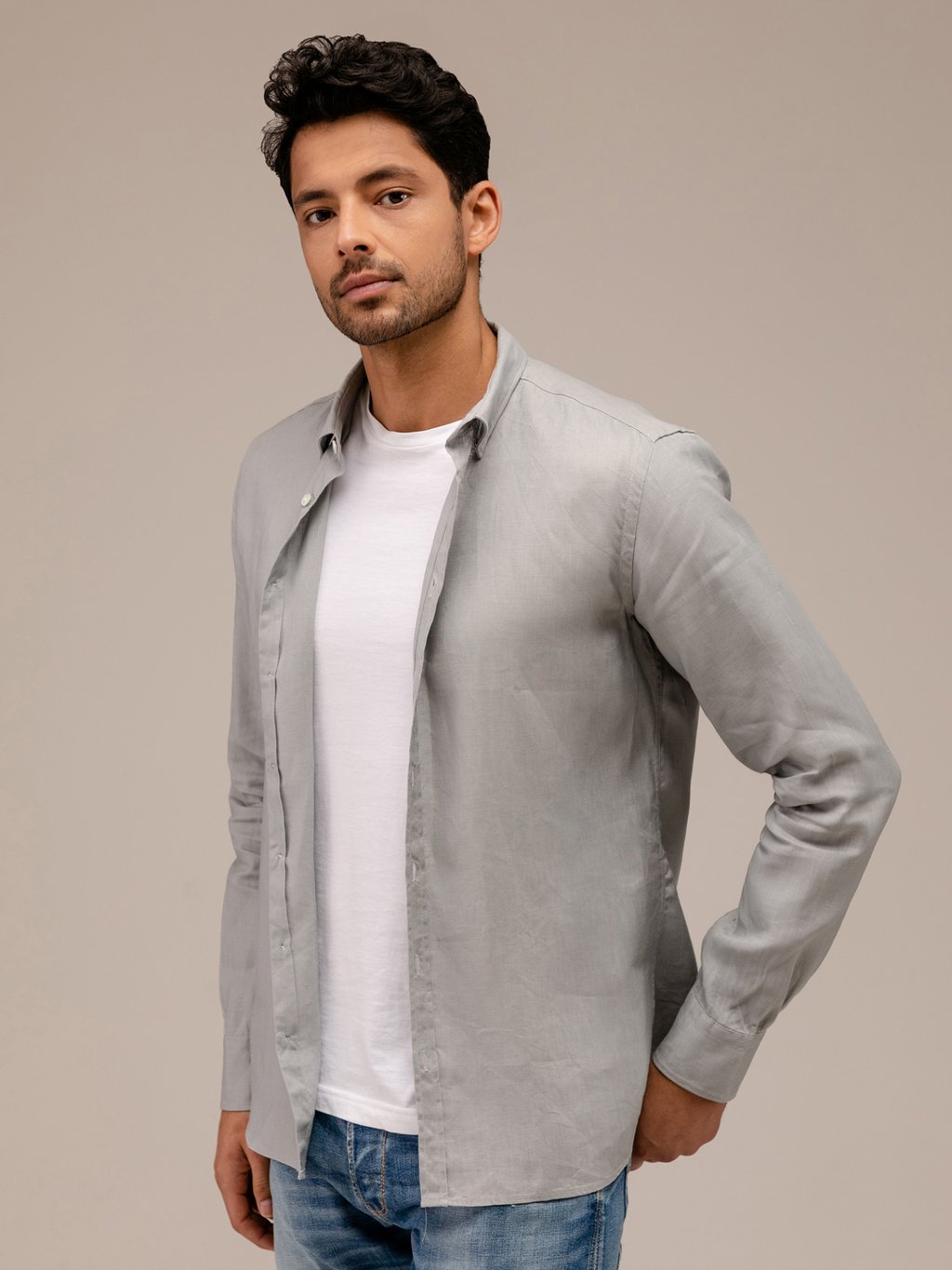 Detailansicht von Leinenhemd von AGLINI