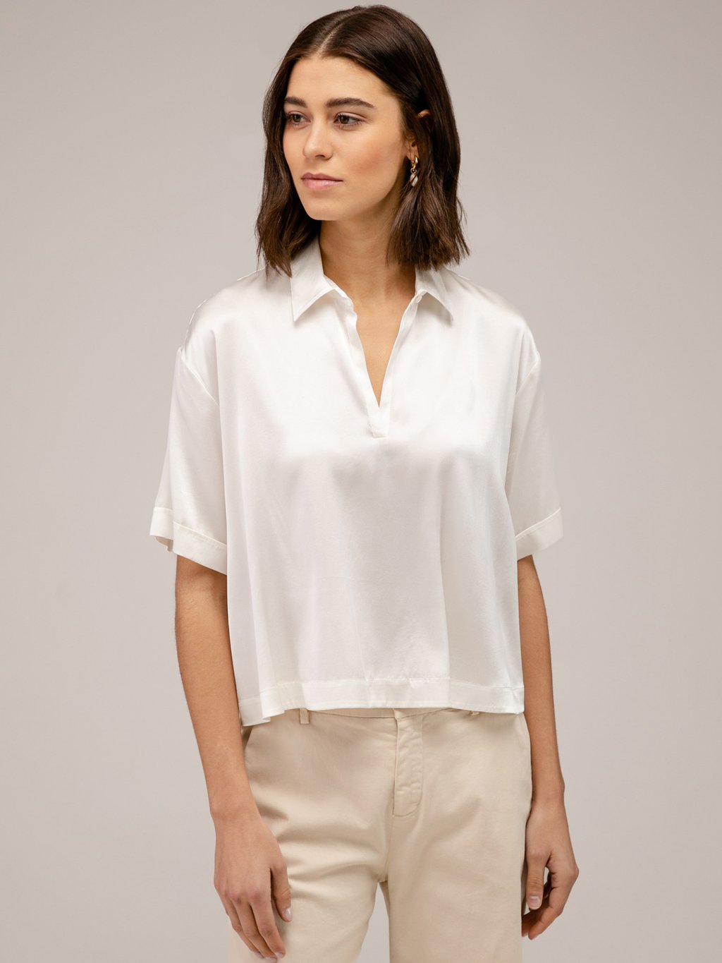 Detailansicht von Kurzarm-Seidenbluse von HER SHIRT