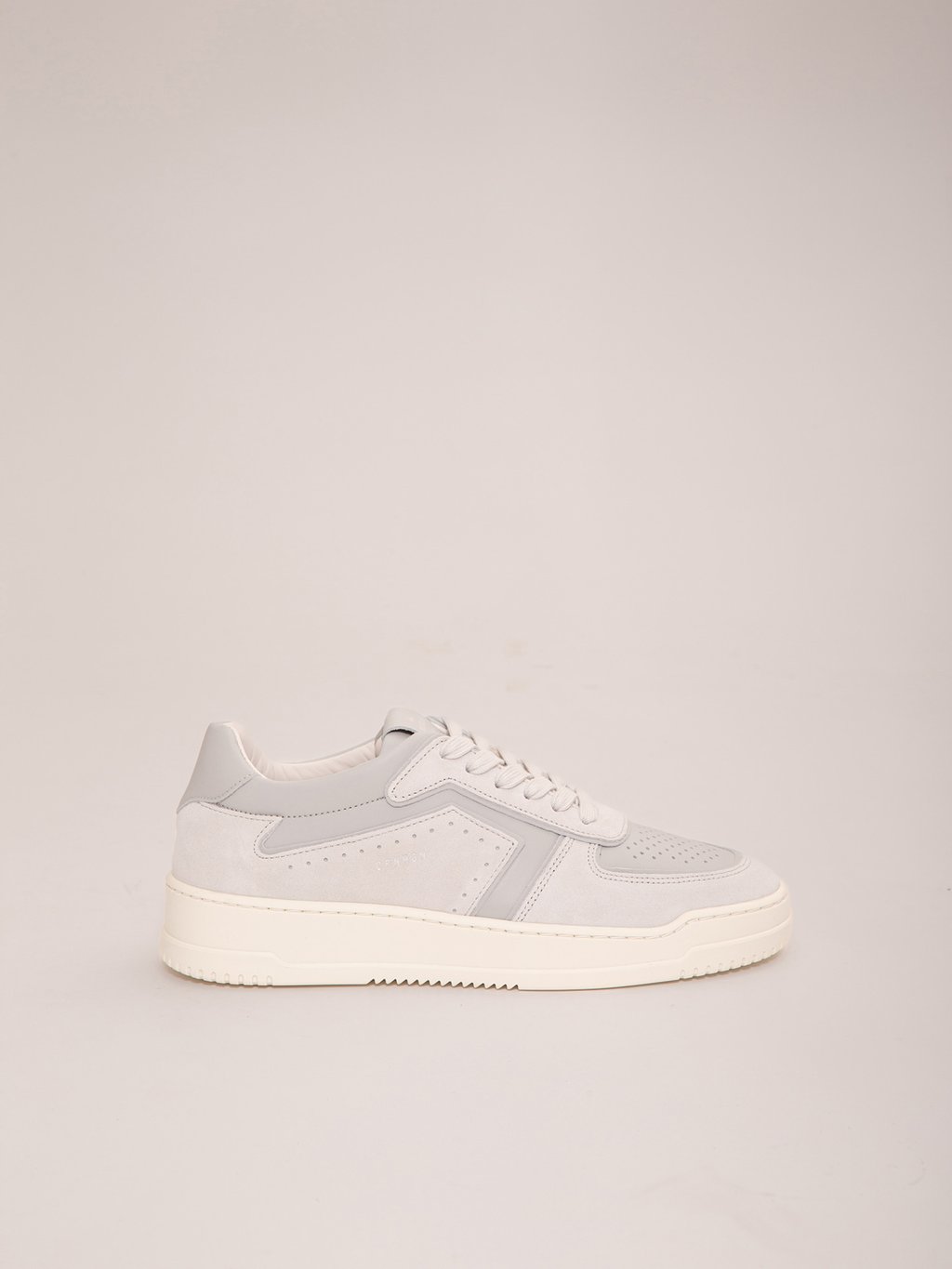 Detailansicht von Sneaker mit Veloursapplikationen von COPENHAGEN