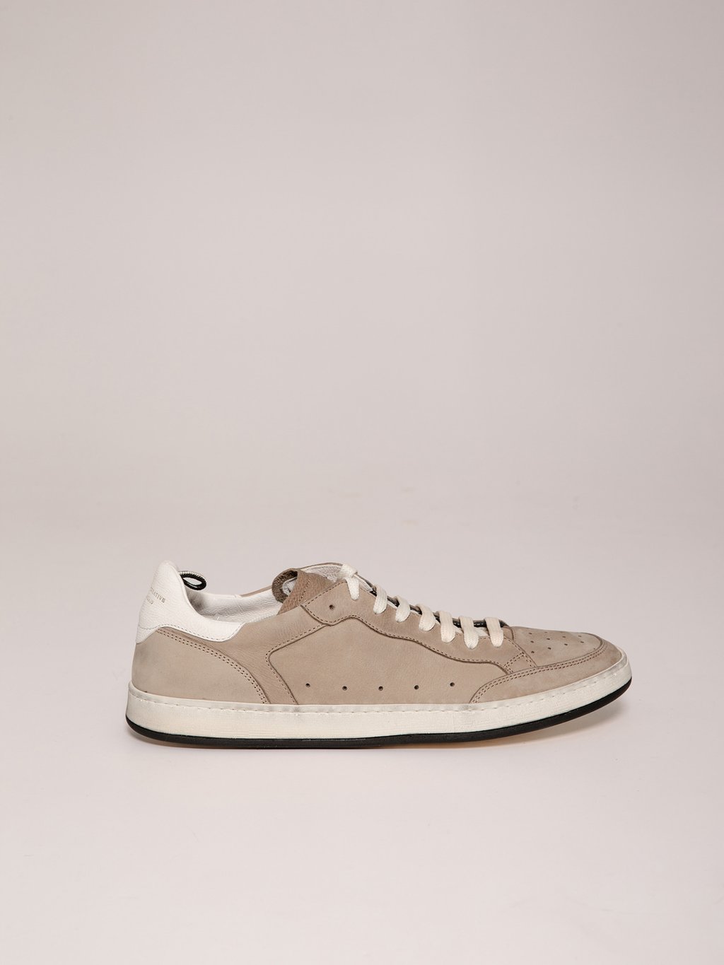 Detailansicht von Sneaker aus Nubukleder von OFFICINE CREATIVE