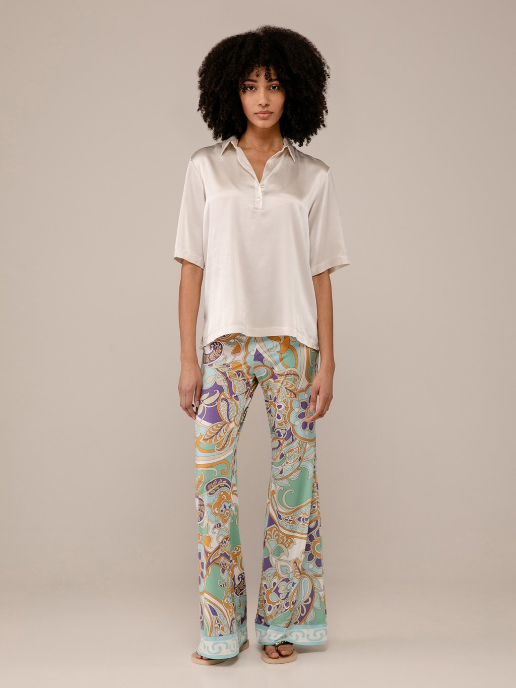 Detailansicht von Flared Hose von ANA ALCAZAR