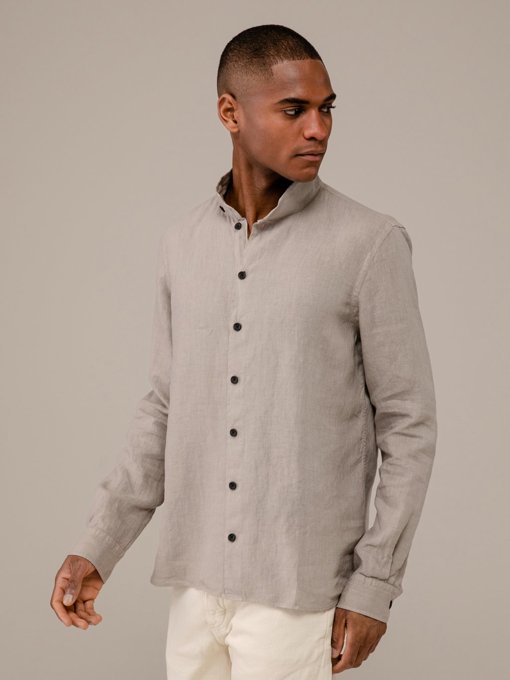 Detailansicht von Leinenhemd mit Stehkragen von HANNES ROETHER