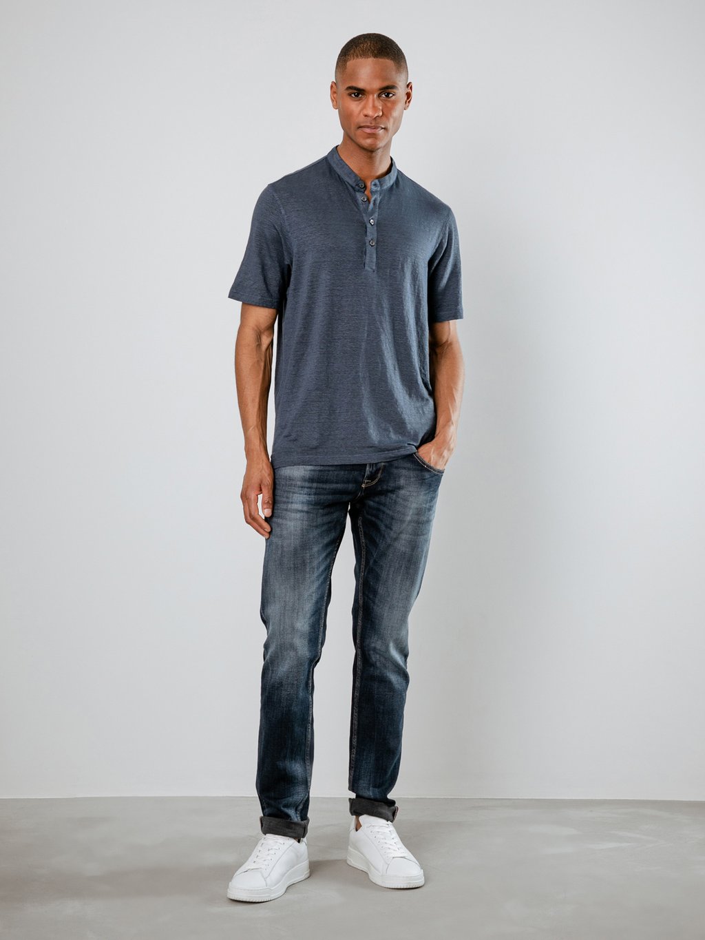 Detailansicht von T-Shirt mit Knopfleiste von GRAN SASSO