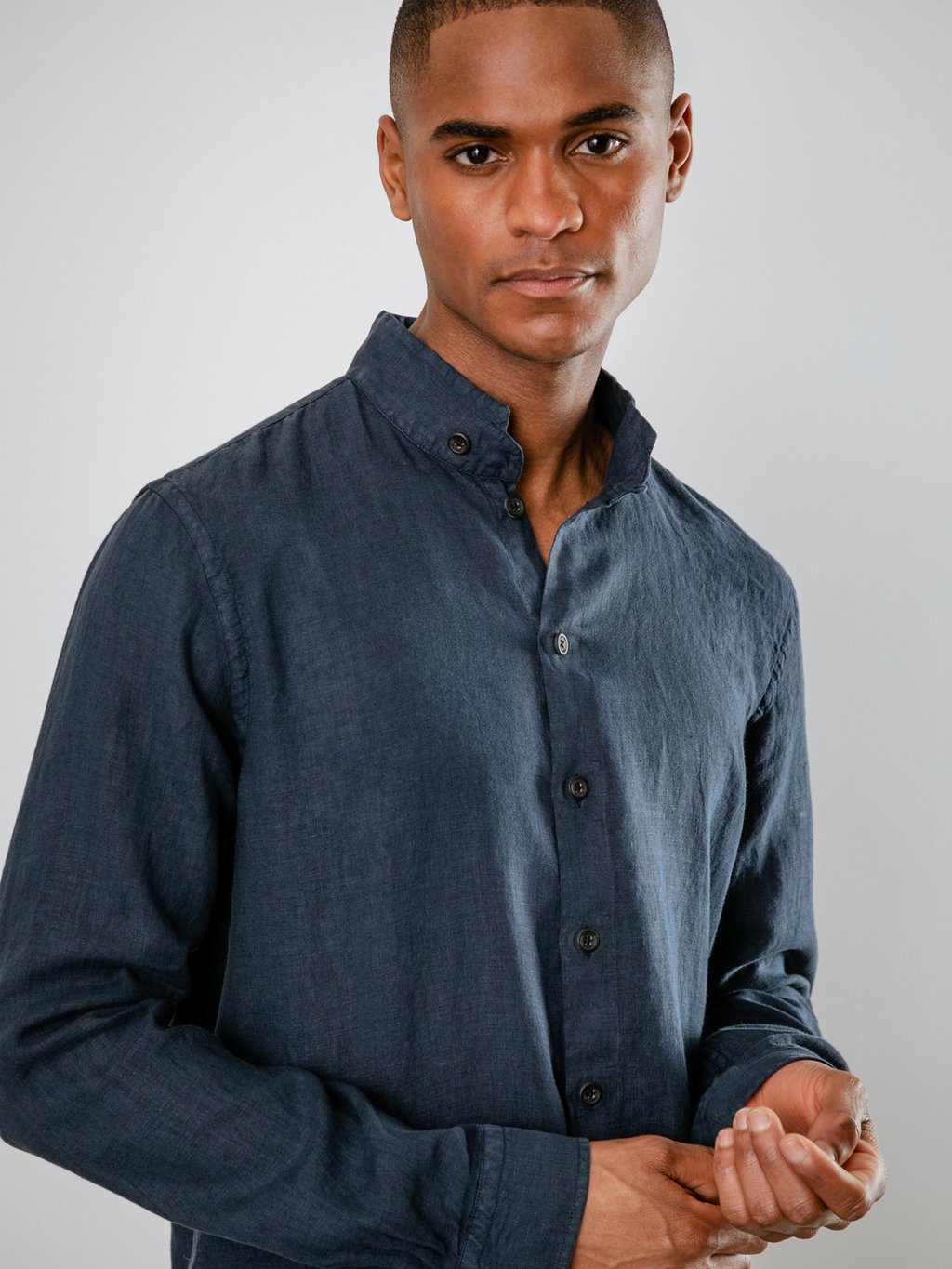 Detailansicht von Leinenhemd mit Stehkragen von HANNES ROETHER