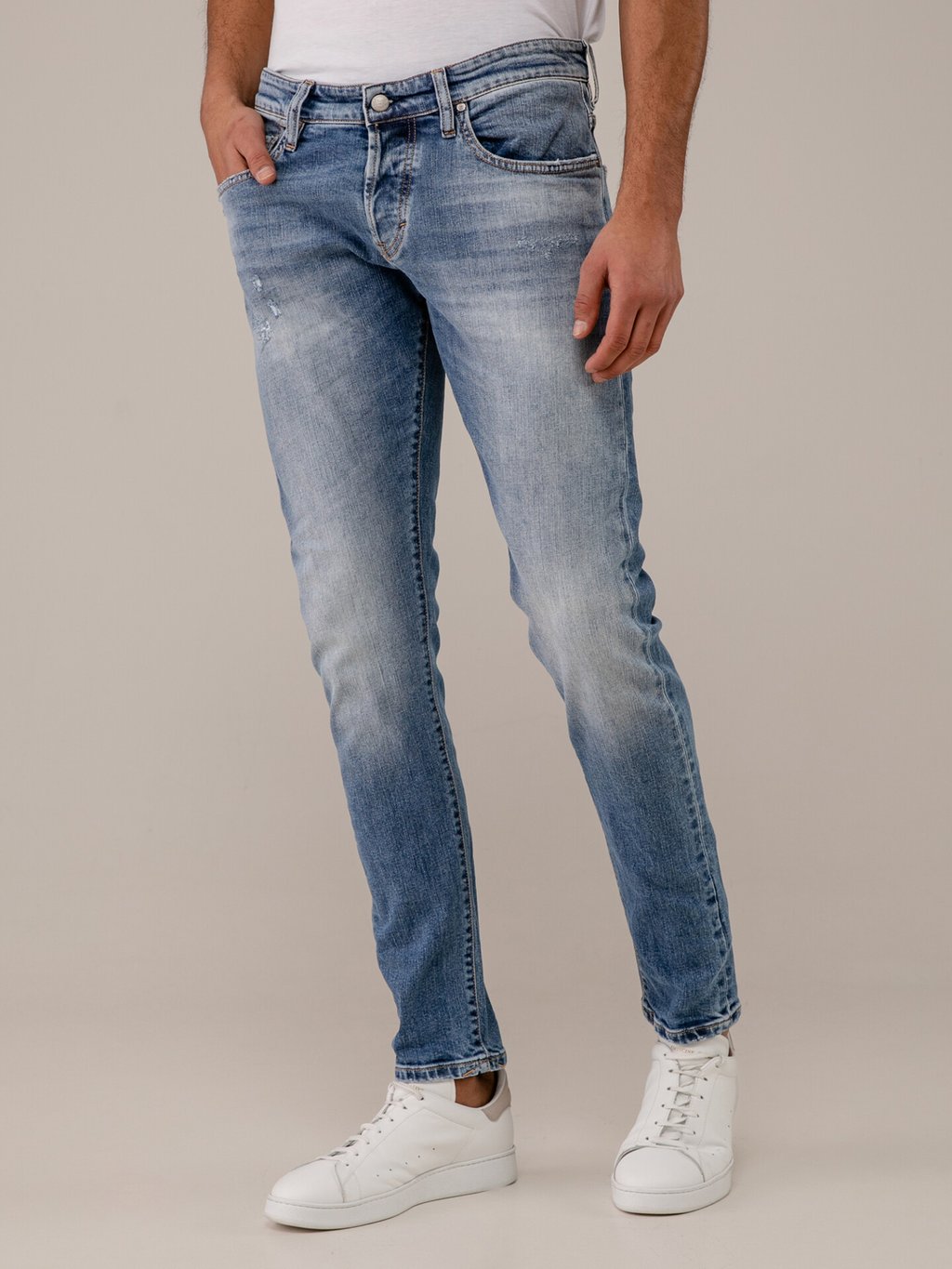 Detailansicht von Destroyed Slim Fit Jeans mit Knopfleiste von THE NIM