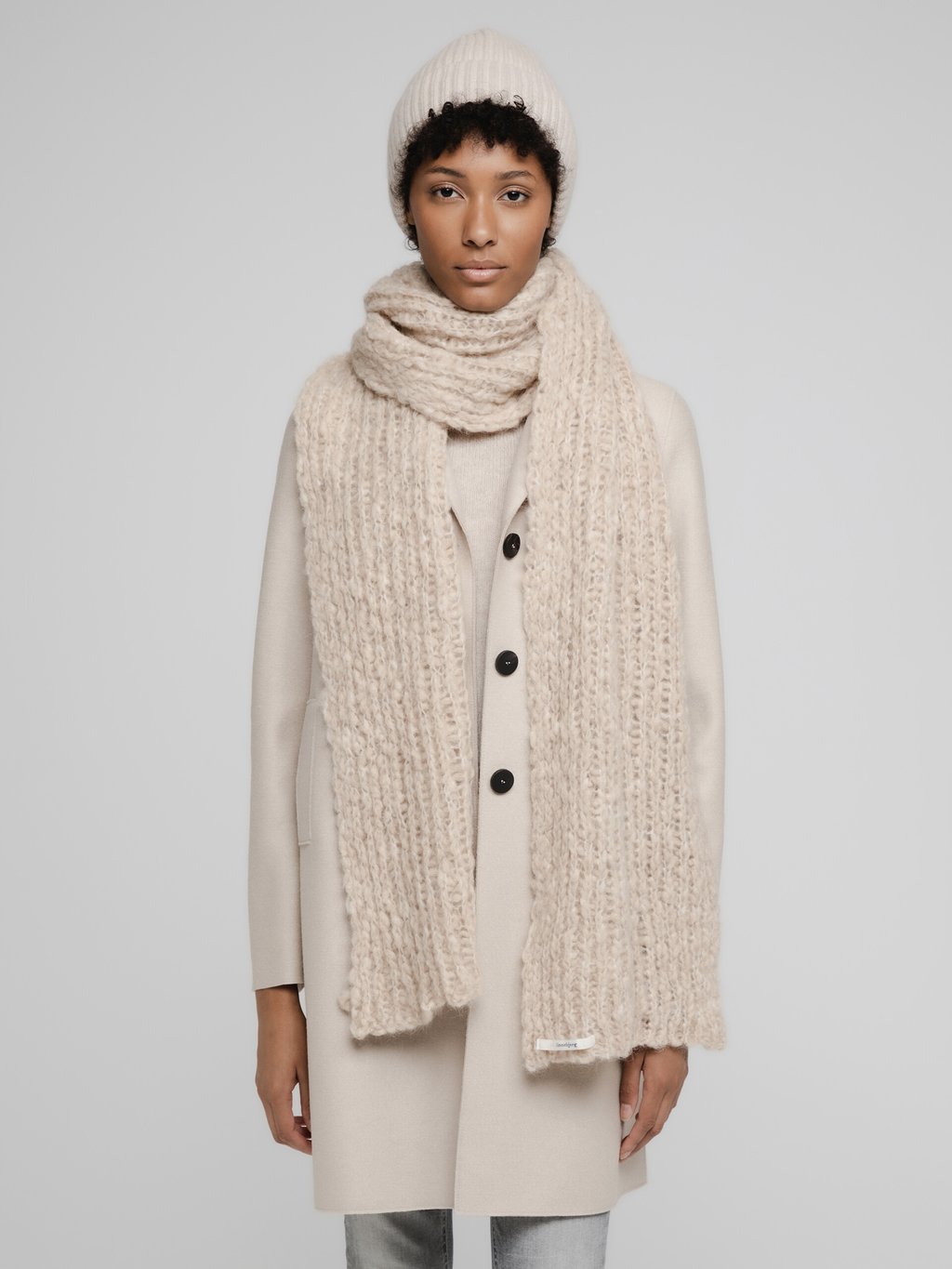 Detailansicht von Schal aus Alpakawolle von SIBIN LINNEBJERG