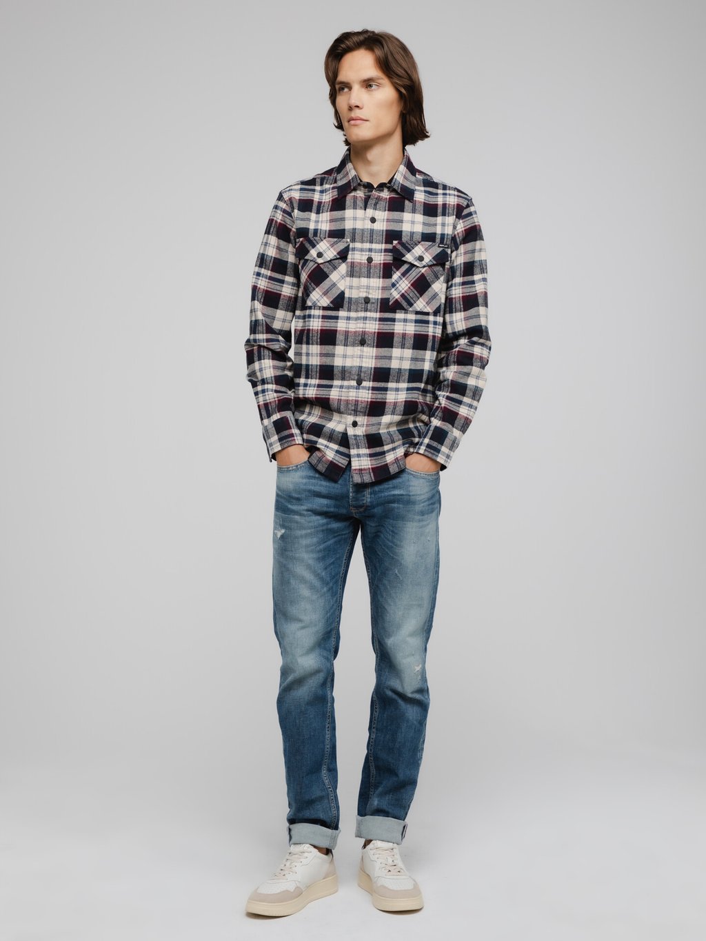 Detailansicht von Destroyed Slim Fit Jeans von LE TEMPS DES CERISES